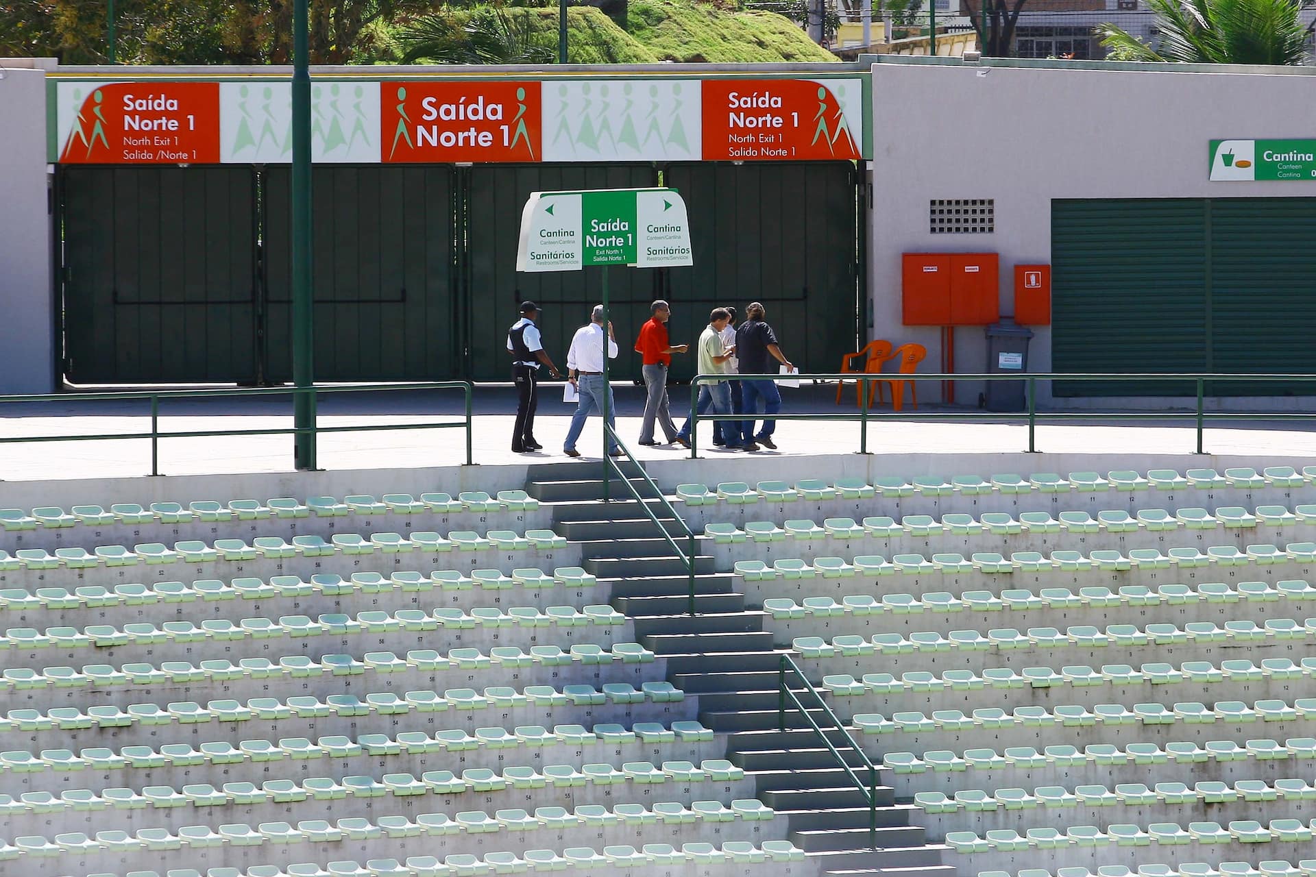 Integrantes da CBF fizeram na manhã desta sexta-feira (26) uma visita técnica ao Estádio de Pituaçu Foto: Thiago Teixeira / AGECOM