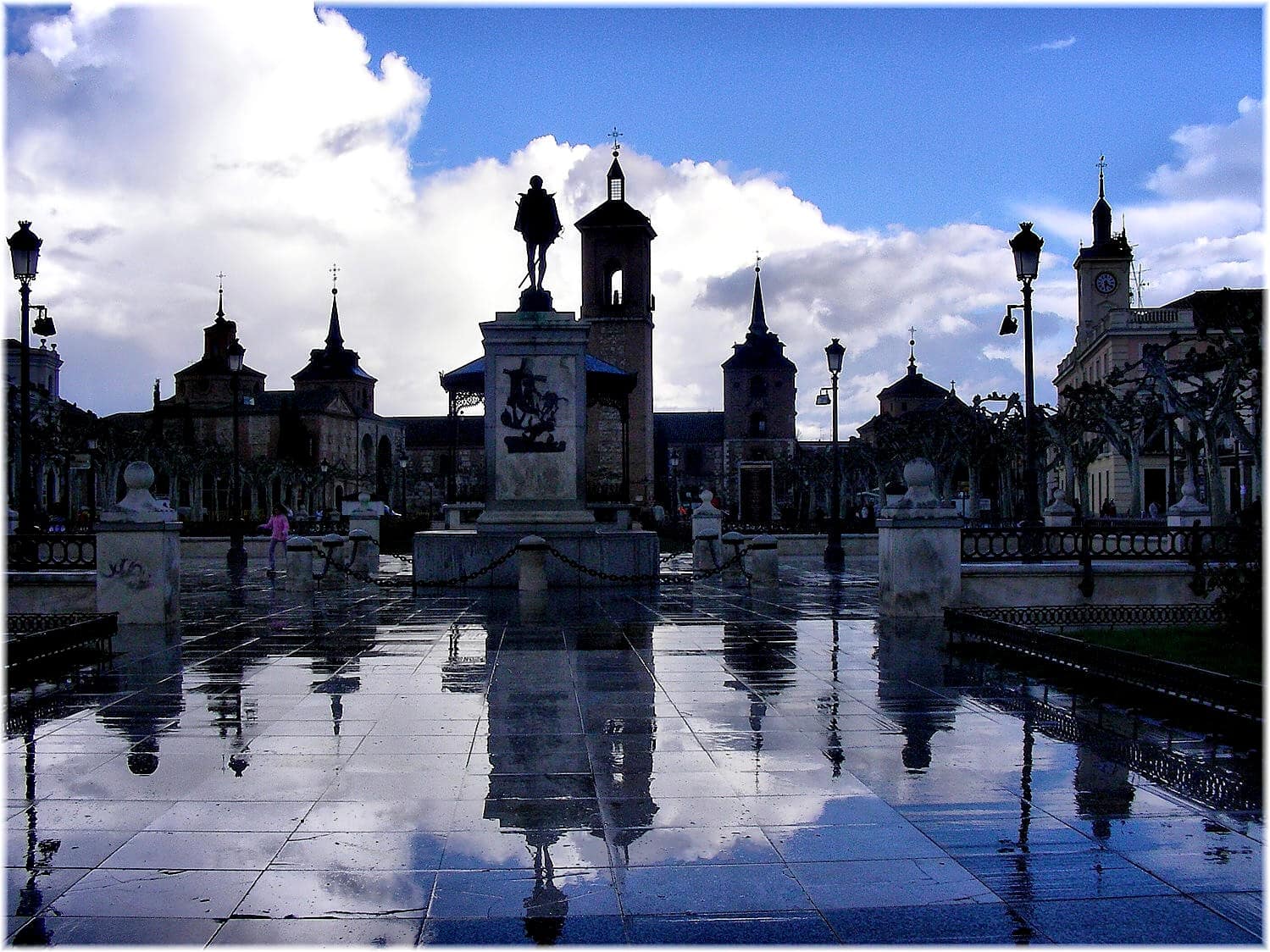 Alcalá de Henares es una ciudad española perteneciente a la Comunidad de Madrid. Su término se extiende sobre la comarca natural de La Campiña aunque parte de este se extiende sobre La Alcarria. Culturalmente, pertenece a la Comarca de Alcalá de la que además es su capital. Tiene una población de 204.120 habitantes, a 1 de enero de 2010, Su nombre significa «castillo sobre el río Henares», por esta razón aparece en el escudo un Castillo sobre oleadas de agua, que simulan el río Henares. Su creación se remonta a la época celtíbera (Ikesankom Kombouto o Iplacea) pero será con la llegada de los romanos cuando se formará una ciudad notable llamada Complutum. Por la ciudad han pasado varias culturas, de las cuales tres llegaron a convivir simultáneamente en la ciudad Es declarada Ciudad patrimonio Mundial por la Unesco en 1998.[4] Gracias al recinto histórico y el rectorado de la Universidad,[4] esta ciudad es una de las nueve ciudades de España que la Unesco ha clasificado como únicas.[4] Es famosa por su universidad, construida gracias al Cardenal Cisneros el 13 de abril de 1499, Es universalmente famosa Alcalá por haber sido la localidad natal de Miguel de Cervantes Saavedra, novelista, poeta y dramaturgo que escribió la que está considerada la obra cumbre narrativa de la literatura española, El Quijote, que muchos críticos han descrito como la primera novela moderna y una las obras más leídas, traducidas y difundidas de la historia. El casco histórico de la ciudad de Alcalá de Henares y su universidad, fueron declarados Patrimonio de la Humanidad por la Unesco en 1998,[23] en reconocimiento a su condición de primera ciudad universitaria planificada como tal que ha existido en el mundo y a su concepción de ciudad que proyectó el ideal humanista a América. Algunos de las plusmarcas que ostenta la ciudad: Calle soportalada más larga de España: ,Calle Mayor[cita requerida] . La calle soportalada más larga de Europa se encuentra en Bolonia (Italia). El hospital más antiguo de Europa que aún está en funcionamiento.[cita requerida] Data del año 1483. El Hospital de la Misericordia, de Antezana o popularmente «El Hospitalillo». Las monjas Siervas de María atienden día y noche a 12 ancianos sin recursos. Estas mujeres, ya ancianas, han anunciado en 2005 que dejarán su labor en 2006. La ciudad, ante la posibilidad de perder esta antiquísima fundación humanitaria y de beneficencia, busca sustitutos. El Corral de comedias más antiguo del mundo (1601) que se conserva. Su constructor solicitó en su día permiso para construir un corral a imitación del Corral del Príncipe de Madrid. Ostenta el título de Ciudad desde el 5 de mayo de 1687, bajo cédula firmada por S.M. Carlos II en Aranjuez (Madrid) y por petición del caballero alcalaíno don Diego de Torres.[55] Esta condición la hace única en la Comunidad Autónoma de Madrid: no olvidemos que Madrid sólo tiene el título de villa. Uno de los símbolos más representativos de Alcalá de Henares son las cigüeñas, en concreto la cigüeña blanca (Ciconia ciconia), ya que es la tercera colonia urbana más grande de España, tras Cáceres y Alfaro (La Rioja), y la más grande de su autonomía. Al anidar en edificios históricos, han creado la ruta turística llamada ruta de las cigüeñas, un excelente itinerario turístico para conocer la ciudad. Wikipedia.