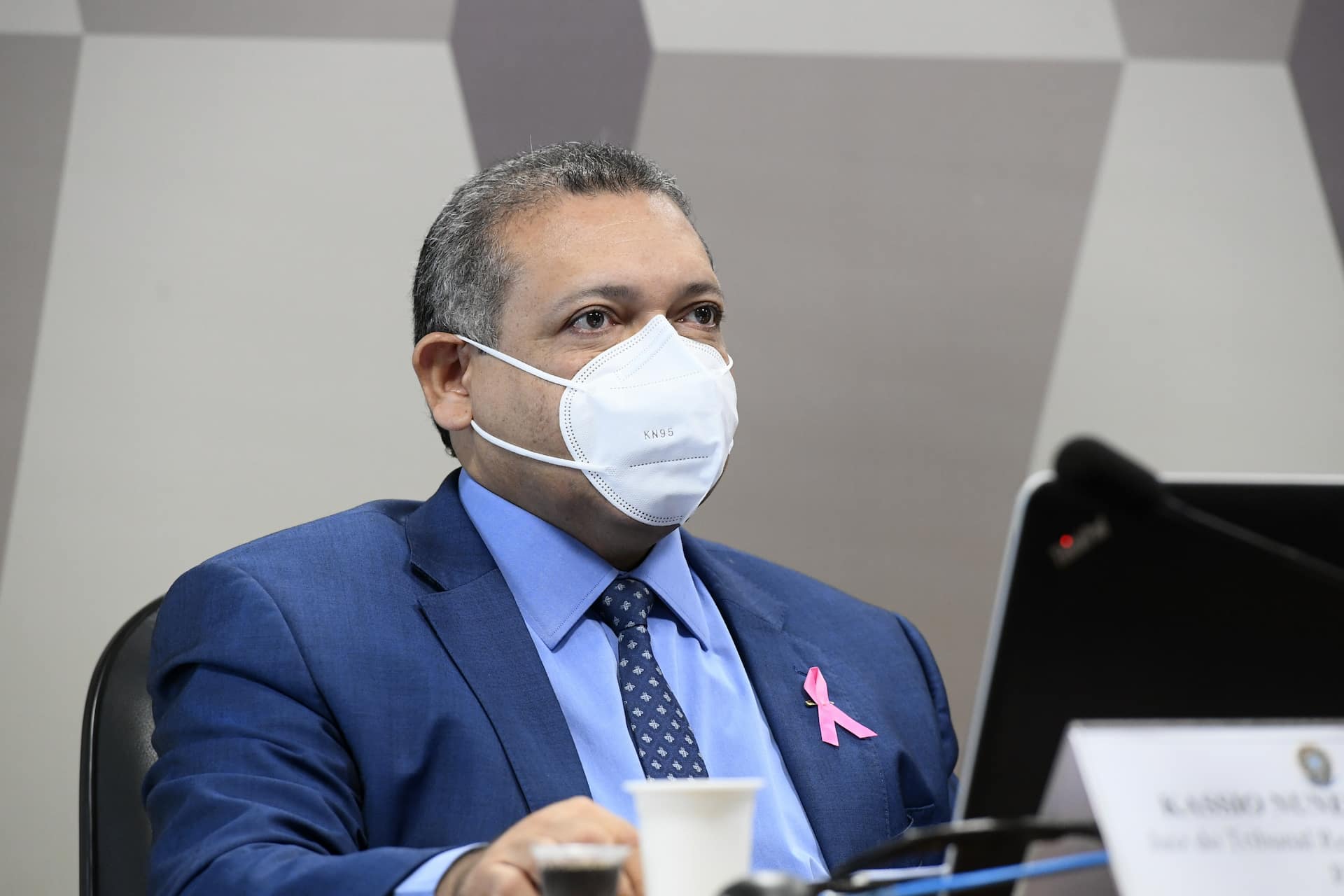Comissão de Constituição, Justiça e Cidadania (CCJ) se reúne em sistema semipresencial para sabatina de indicado para exercer o cargo de ministro do Supremo Tribunal Federal (STF). As reuniões ocorrem de forma semipresenciais, sendo permitida a participação remota dos senadores através de um aplicativo de videoconferência, para debate com os indicados e leitura de relatórios. Indicado para exercer o cargo de ministro do Supremo Tribunal Federal (STF), Kassio Nunes Marques à mesa. Foto: Edilson Rodrigues/Agência Senado