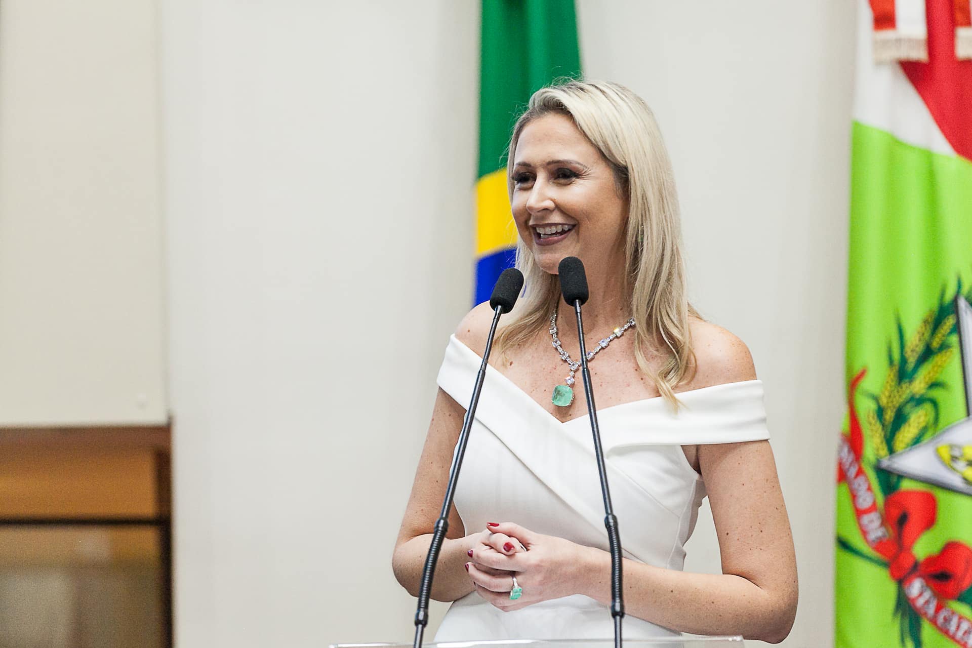 A advogada Anna Carolina Cristofolini Martins (PSDB) tomou posse como deputada estadual na manhã desta quinta-feira (06). Em seu discurso, deixou claro que está focada no trabalho em favor dos problemas de Itajaí, sua cidade natal, e da região. Segunda suplente da coligação MDB-PSDB nas eleições de 2018, na qual fez 32.199 votos, ela ocupará a vaga do deputado Doutor Vicente Caropreso, do mesmo partido, que vai se licenciar do mandato por 60 dias. A posse foi marcada por dois momentos históricos. Primeira mulher filiada ao PSDB que chega ao Parlamento, Anna Carolina passa a ser a sexta deputada na atual legislatura, consolidando a maior bancada feminina da Alesc em todos os tempos. “Vejo isso como uma grande honra, pois sou uma incentivadora do empoderamento feminino”, comentou, dizendo que sabe das dificuldades para trazer o público feminino para a política, muito em função da jornada dupla que elas enfrentam com o trabalho e o cuidado com a família. “Tenho muito a agradecer às tucanas, às vereadoras, às pré-candidatas. Muitas delas me mandaram mensagens dizendo que veem em mim uma inspiração. Eu também comecei de baixo, também tenho mais derrotas do que vitórias. Isso as incentiva a continuar. Hoje se estou aqui, com certeza elas também podem estar. É importante que as mulheres tenham mulheres ocupando estes espaços para falar de assuntos de mulheres. Falar com fundamento de situações que nós sofremos”, argumentou a deputada. A nova parlamentar citou que a “oportunidade será rápida”, mas que vai ocupar todo o espaço que a função lhe dispor para entregar aos seus eleitores o que ela prometeu durante a campanha. “Trabalho e com excelência. Vou olhar com olhos de águia para saber se todo o dinheiro do contribuinte está sendo bem aplicado. Gosto de estar no debate, de falar simples para que todos tenham conhecimento e vim para mostrar para a sociedade que é possível sim fazer política de forma responsável.” Entre as bandeiras que vai defender, Anna Carolina deu enfoque às questões que avalia ter grande impacto na sua região, que é a saúde e a mobilidade. “Em Itajaí temos o Hospital Marieta Konder Bornhausen, um dos maiores do Estado. E [o governo] precisa terminar as obras, pois é um hospital que atende a região inteira e o povo não consegue esperar tanto. Temos demanda também com mobilidade, como a [rodovia] Antonio Heil e a rodovia Jorge Lacerda. É um problema que a gente vivencia há muito tempo e não tem a ver apenas com as pessoas locais, pois atende milhares de pessoas que passam ali todos os dias.” Anna Carolina afirmou ainda que não chega à Assembleia Legislativa para fazer oposição ao governo, mas deixou claro que terá posição firme se for necessário. “Vim para contribuir com o Estado de Santa Catarina, para dizer o quanto ele é importante e o quanto ainda pode melhorar. Não tenho amarras políticas. A única amarra que tenho é com o trabalho. Desde que esteja dentro da lei, desde que seja ético, que esteja no que eu acredito, na moral, vocês podem contar comigo.”