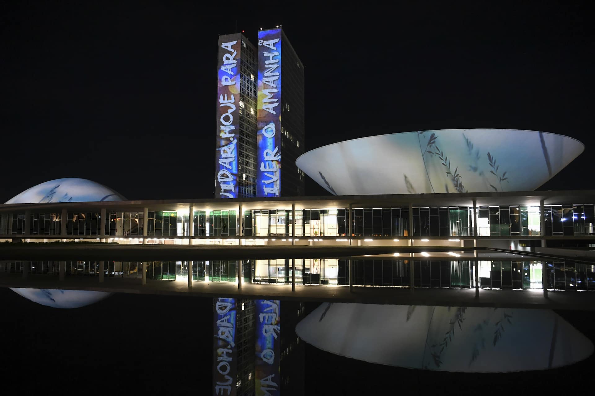 Em comemoração ao Dia Mundial do Meio Ambiente, o Palácio do Congresso Nacional recebe nesta quinta-feira (5), das 19h às 23h, projeção de frases e imagens. As mensagens que serão projetadas nos prédios do Senado Federal e da Câmara dos Deputados são: "Cuidar hoje para viver o amanhã" "Consciência" "Preservação" "Harmonia" "Responsabilidade" "Equilíbrio" "Futuro" O Dia Mundial do Meio Ambiente foi instituído pela Assembleia Geral das Nações Unidas em 1972, tornando-se o principal veículo da ONU para incentivar a conscientização e a ação mundial em prol do meio ambiente. A partir daí, desde 1973, mais de 150 países se reúnem anualmente para discutir as questões ambientais. O dia também se tornou uma plataforma para promover o progresso nas dimensões ambientais dos Objetivos de Desenvolvimento Sustentável. O encontro deste ano será na Coréia do Sul. Ainda como ação relativa à campanha do Dia Mundial do Meio Ambiente, o Congresso ficará iluminado de verde após as 23h. Foto: Jonas Pereira/Agência Senado