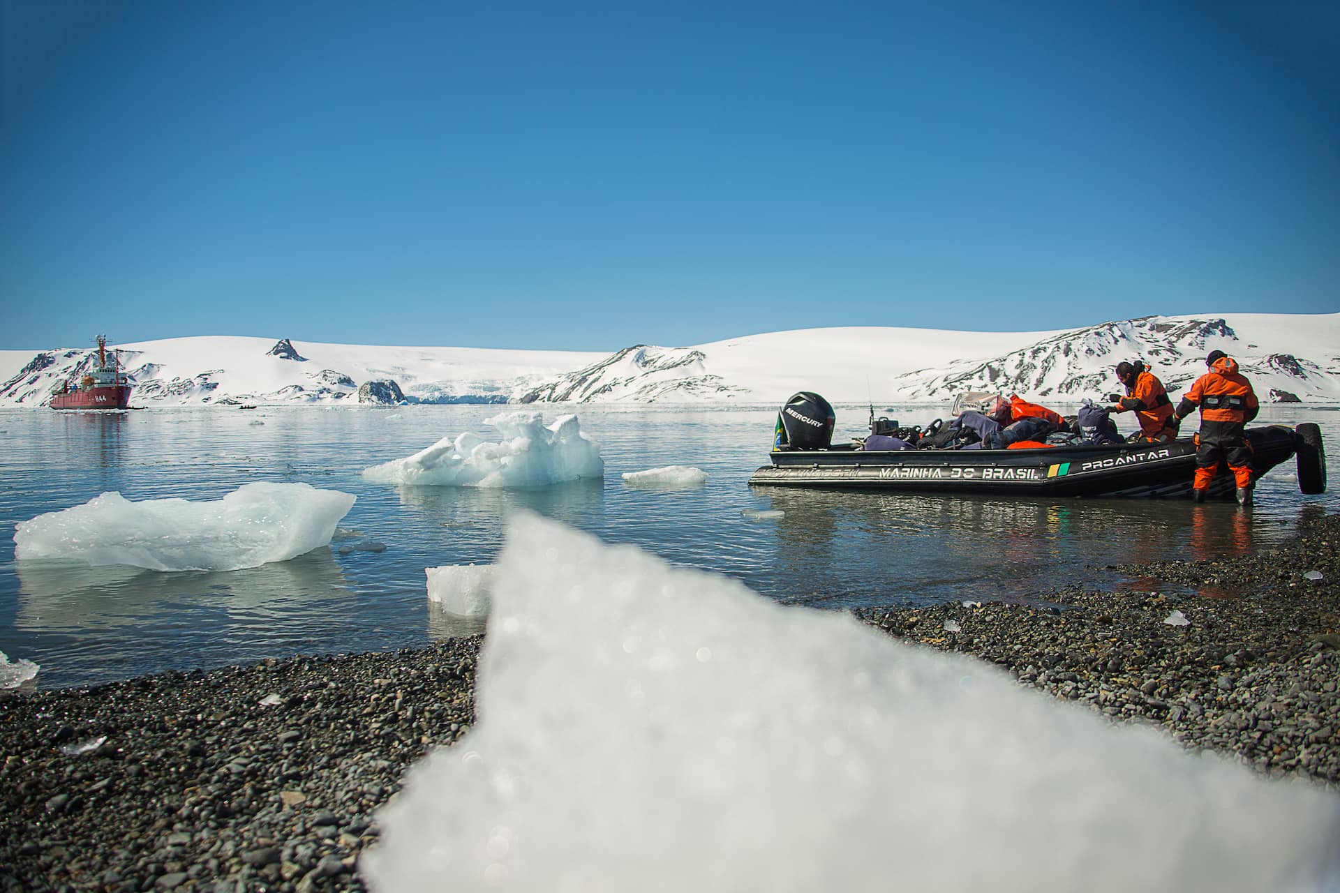 Antártica, 07 de Dezembro de 2017. Foto: Marcelo Jatobá / Secom UnB UnB na Antártica: Pesquisadores embarcam rumo a zona de atividade vulcânica. Grupo deve chegar à ilha Deception nesta sexta-feira (8). Equipe está no continente há 15 dias. Confira a matéria completa da nossa enviada especial, a repórter da Secom/UnB, Vanessa Vieira, no portal da UnB: <a href=" https://www.noticias.unb.br/publicacoes/117-pesquisa/1983-unb-na-antartica-pesquisadores-embarcam-rumo-a-zona-de-atividade-vulcanica " rel="nofollow">www.noticias.unb.br/publicacoes/117-pesquisa/1983-unb-na-...</a> ATENÇÃO – As informações, as fotos e os textos podem ser usados e reproduzidos, integral ou parcialmente, desde que a fonte seja devidamente citada e que não haja alteração de sentido em seus conteúdos. Crédito para textos: nome do repórter/Secom UnB ou Secom UnB. Crédito para fotos: nome do fotógrafo/Secom UnB.