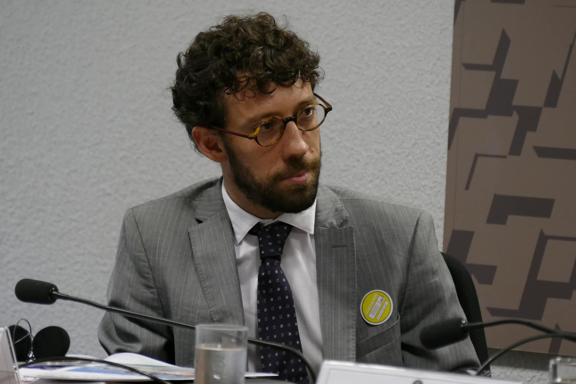 Comissão Mista Permanente sobre Mudanças Climáticas (CMMC) realiza audiência pública interativa para debater a implementação do Acordo de Paris no Brasil e no mundo diante das últimas medidas adotadas pelos governos nacionais, como a "ordem executiva" (executive order) do Presidente dos Estados Unidos, Donald Trump, que revoga o Plano Energia Limpa e impulsiona a produção de petróleo, carvão e gás natural nos Estados Unidos; além de discutir sobre as perspectivas para a COP23 em Bonn, na Alemanha. À mesa, coordenador do Programa de Mudanças Climáticas e Energia do WWF-Brasil e membro do Comitê de Coordenação do Observatório do Clima, André Costa Nahur. Foto: Roque Sá/Agência Senado