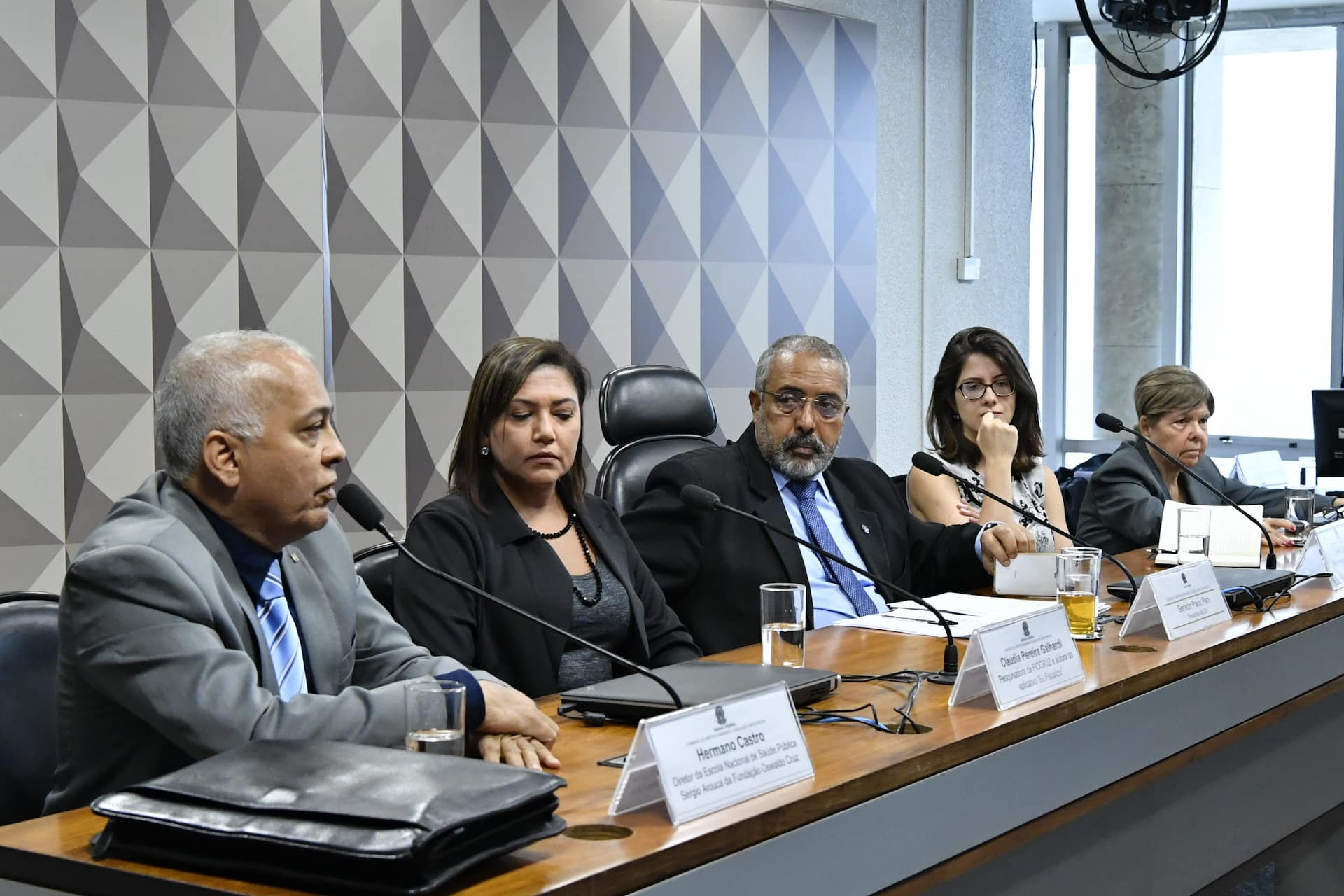 Comissão de Direitos Humanos (CDH) realiza audiência pública para debater a influência do Fake News na sociedade, com foco no lançamento do aplicativo "Eu Fiscalizo". Mesa: diretor da Escola Nacional de Saúde Pública Sérgio Arouca da Fundação Oswaldo Cruz, Hermano Albuquerque de Castro - em pronunciamento; pesquisadora da FIOCRUZ e autora do aplicativo "Eu Fiscalizo", Claudia Pereira Galhardi; presidente da CDH, senador Paulo Paim (PT-RS); representante do Instituto ALANA, Lívia Cattaruzzi; pesquisadora, coordenadora científica e supervisora do projeto de pesquisa, Maria Cecília de Souza Minayo. Foto: Geraldo Magela/Agência Senado