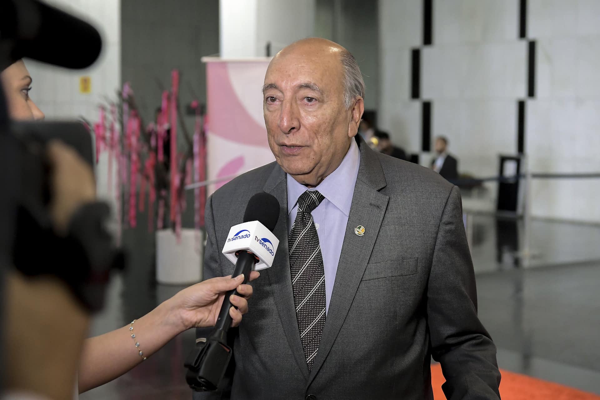 Senador Pedro Chaves (PRB-MS) concede entrevista no Salão Negro do Congresso Nacional. O senador destaca a necessidade de diagnóstico precoce para reduzir o número de mortes em decorrência do câncer de mama. Foto: Waldemir Barreto/Agência Senado