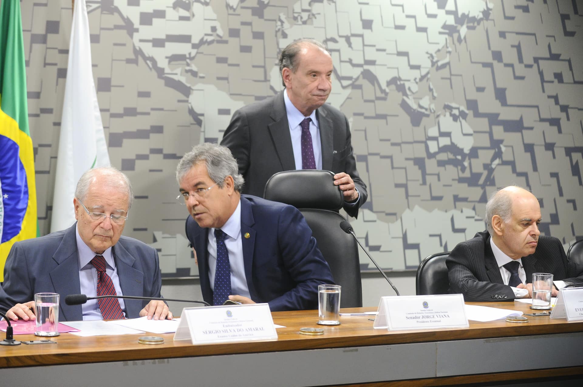 Comissão de Relações Exteriores e Defesa Nacional (CRE) realiza sabatina de embaixadores indicados para os Estados Unidos da América e para chefe da missão do Brasil junto à União Europeia. O presidente eventual retira-se para entrar o titular da comissão. Mesa (E/D): embaixador indicado para os Estados Unidos da América, Sérgio Silva do Amaral; senador Jorge Viana (PT-AC); presidente da CRE, senador Aloysio Nunes Ferreira (PSDB-SP); chefe da missão do Brasil junto à União Europeia, embaixador Everton Vieira Vargas Foto: Marcos Oliveira/Agência Senado