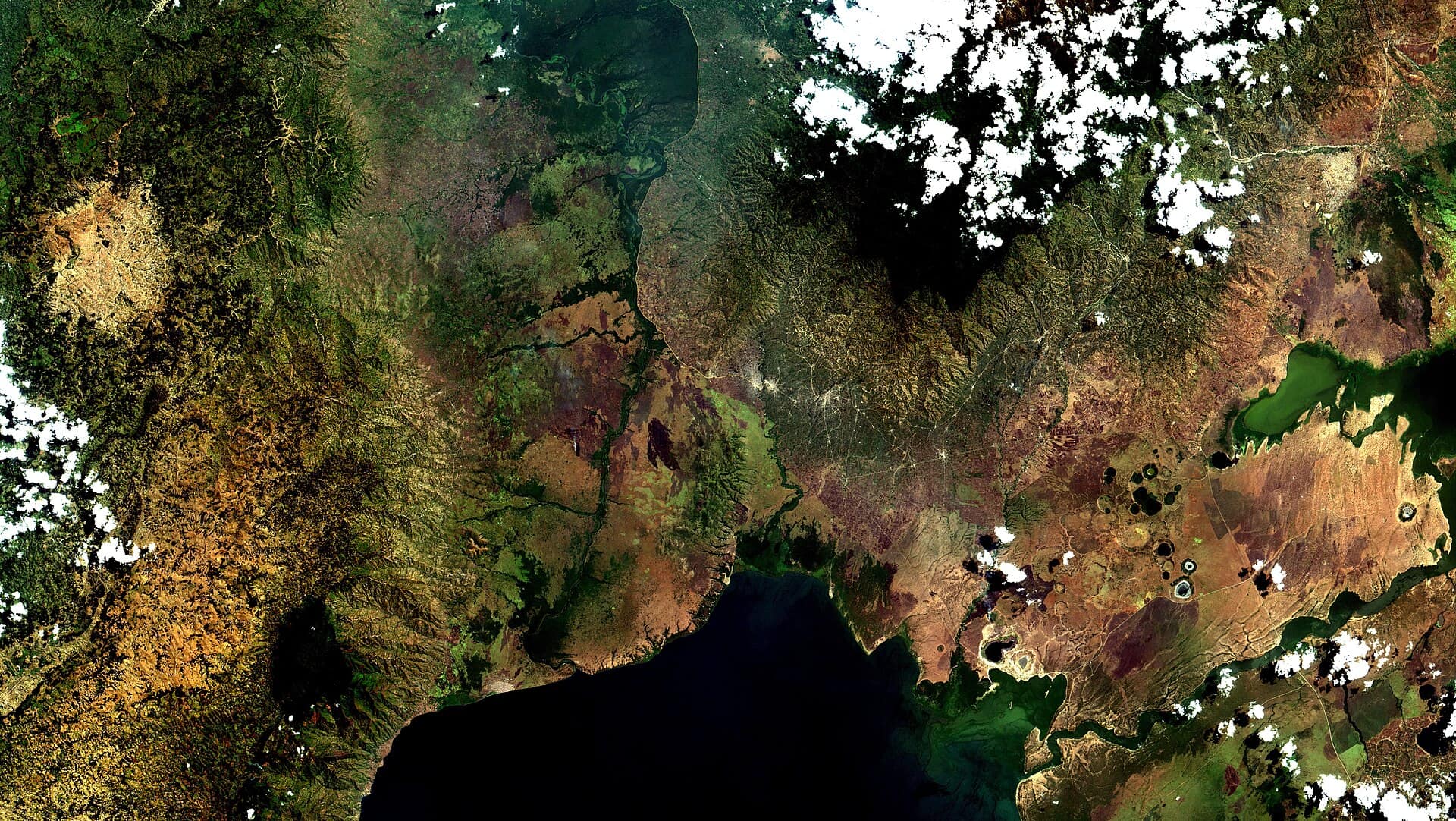 Fronteira República Democrática do Congo (RDC), Uganda, onde ocorre grave surto de ebola. A fronteira é delimitada pelo Rio Tako, várzea em verde escuro no alto à esq.; afluente do Lago Eduardo, em azul escuro, embaixo à esq.. Áreas urbanas aparecem em branco (tons tênues), conectadas por estradas, linhas brancas. Na fronteira estão Kyasenda 2, RDC e Mpondwe, Uganda, próximas a Beni e Butembo, grandes cidades com mais casos registrados até agora. Mais à direita, no pé das Montanhas Rwenzori, está Bwera, onde os Médicos Sem Fronteiras @msf_brasil (MSF) instalaram uma tenda de isolamento, para o caso do surto passar a fronteira / Democratic Republic of Congo (DRC), Uganda border, where a serious ebola outbreak is happening now. Border is marked by Tako River lowlands, in dark green, at upper left, a Lake Edward, in dark blue at lower left, tributary. Urban areas in white (soft color), connected by white lines, wich are roads. Kyasenda 2, RDC, and Mpondwe, Uganda, near Beni and Butembo, large cities with most cases up to now, are beside the border. To their right, at Rwenzori Mountain foot, is Bwera, where @doctorswithoutborders set up an isolation tent, in case outbreak jumps the border. + info 1) Mapa e estatísticas da OMS em tempo real do surto atual na RDC 2) MSF DRC 2018 Ebola outbreak crisis update October 2018 3) Ebola virus disease – Democratic Republic of the Congo WHO Disease outbreak news 18 October 2018 ebola #surto #outbreak #sensoriamentoremoto #remotesensing #uganda #RDC #DRC #africa #bwera #butembo #Mpondwe #MSF #MédicossemFronteiras #OMS #WMO #contagiousdisease #nordkivu #northkivu #Kivu #Médical #ONG #médecinssansfrontières #doctorswithoutborders #Ebolaoutbreak #Health #Humanitaire Imagem / Image CBERS MUX República Democrática do Congo (RDC), Uganda Coordenadas do centro da imagem / Image center: 0°01'24.2"S 29°47'37.7"E Data / Date: 14-08-2018 / 2018-14-08 RGB 765 (cor verdadeira / true color) Cena / Scene: 081 / 100 Autor / Author: Oton Barros (DSR/OBT/INPE) Imagem em HD / HD Image Visite-nos / Visit us: www.dsr.inpe.br