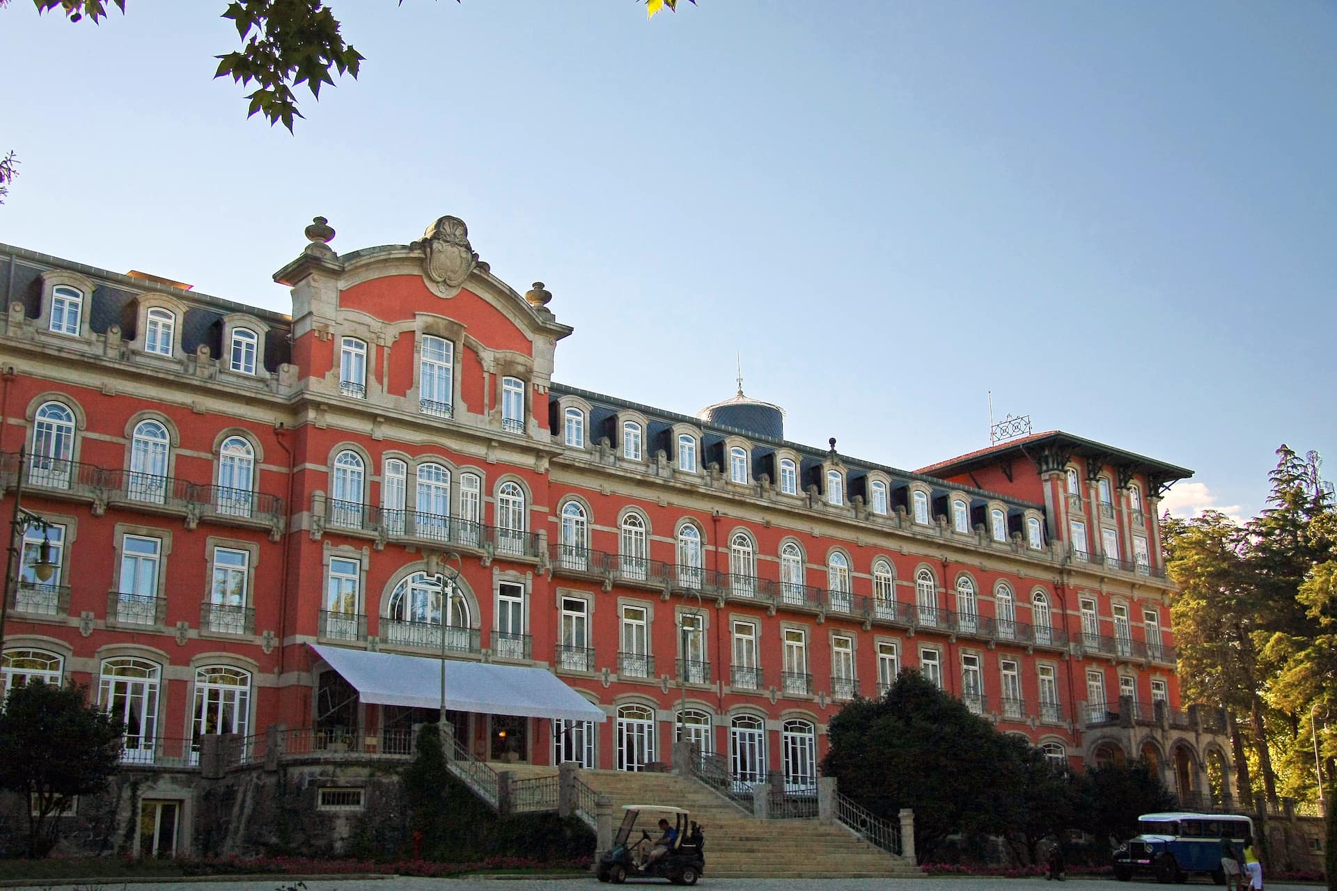 Situado a cerca de uma hora de distância do Porto, o Vidago Palace Hotel oferece um ambiente de Culto à Arte através da Nobreza dos espaços e de uma Atmosfera Digna de Reis! Sinta-se como realeza! Idealizado no século passado, durante o reinado de D. Carlos I, o Vidago Palace Hotel foi inaugurado pela primeira vez em 1910! Com a distinção – Leading Hotels of the World – o centenário Palácio proporciona hoje um serviço de luxo, de elevada excelência e conforto. No interior do hotel, é convidado a desfrutar de um dos magníficos 70 Quartos &amp; Suites, a saborear a gastronomia do majestoso Salão Nobre ou a relaxar no moderno Spa Termal, cuja água mineral de Vidago - reconhecida pelas suas qualidades terapêuticas de exceção -, é rainha! No parque, o Campo de Golfe estende-se triunfante ao longo de 18 buracos, ideais para a prática da modalidade. Percorra, por fim, este universo encantado, com uma visita às tradicionais fontes ou um passeio de bicicleta pelos diferentes trilhos, que permitem uma observação fantástica da biodiversidade. Parta à descoberta do Vidago Palace Hotel – um Palácio Escondido na Floresta! Lenda Viva Único e exclusivo, o Vidago Palace Hotel é a combinação perfeita entre o luxo e a beleza natural de um Parque Centenário! Como num mundo encantado, o Palácio convida a viver experiências inesquecíveis, onde o requinte e o esplendor dos espaços são marcados pelo charme e romantismo estilo Belle Époque. Dotado de características ímpares, o Vidago Palace Hotel reabriu em 2010 com o intuito de o convidar a fazer uma autêntica viagem no tempo. O seu universo mágico aliado ao secular património arquitetónico transformaram-no numa lenda viva! O moderno Spa, o campo de golfe e a gastronomia de autor completam uma oferta de excelência e referência incontornável. Descubra este ‘mundo à parte’, onde pode encontrar a poesia e a magia de uma experiência verdadeiramente especial. Sabia que... O Vidago Palace Hotel foi projetado pelo Rei D. Carlos I que desejava ver construída uma estância terapêutica de luxo com projeção internacional? As águas da Vila de Vidago já na altura eram consideradas de interesse nacional! O Vidago Palace Hotel foi inaugurado a 6 de Outubro de 1910, ano em que é instaurada a Primeira República Portuguesa. Em 1936, o Vidago Palace Hotel passa a dispor de um percurso de golfe de 9 buracos, desenhado pelo célebre arquiteto Philip Mackenzie Ross. A combinação de um palácio com tratamentos termais e um campo de golfe de luxo, acabaria por colocar o Vidago Palace Hotel entre as estâncias europeias de maior prestígio no período da 2ª Guerra Mundial. Nos anos 50 e 60, a fama do Vidago Palace Hotel intensifica-se devido às famosas festas organizadas no hotel. O Vidago Palace Hotel encerra em 2006 e reabre em 2010, cem anos após a sua inauguração. Este hotel histórico adquire novo brilho e volta a desempenhar um papel importante na hotelaria nacional, com critérios de conforto e de luxo do século XXI. <a href=" http://www.vidagopalace.com/pt/hotel-2/historia/ " rel="nofollow">www.vidagopalace.com/pt/hotel-2/historia/</a>