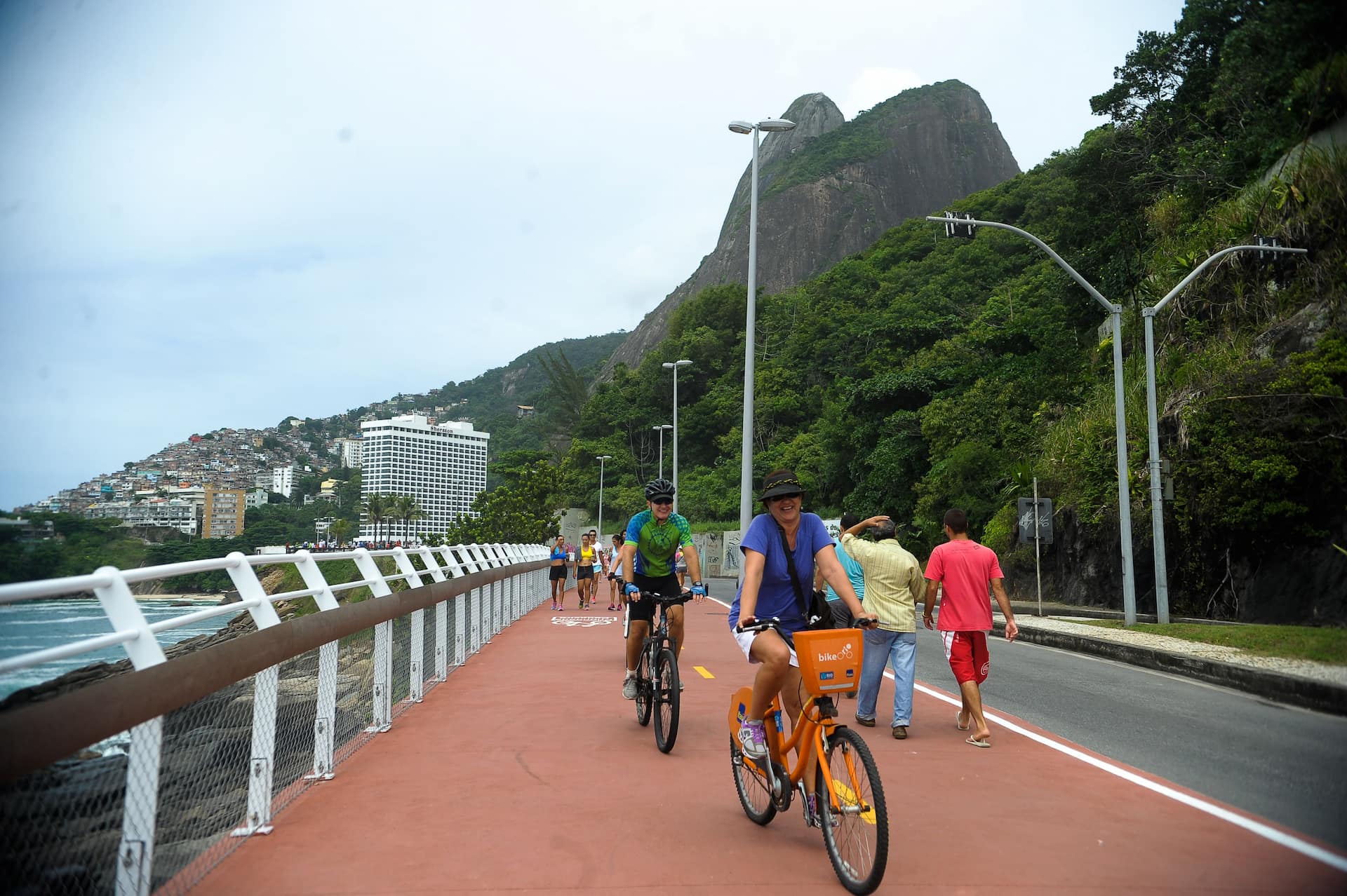 Ciclistas, cariocas e turistas desfrutam da nova Ciclovia Tim Maia no dia de sua inauguração, a via conta com 3,9 km e liga o Leblon a São Conrado (Tomaz Silva/Agência Brasil)