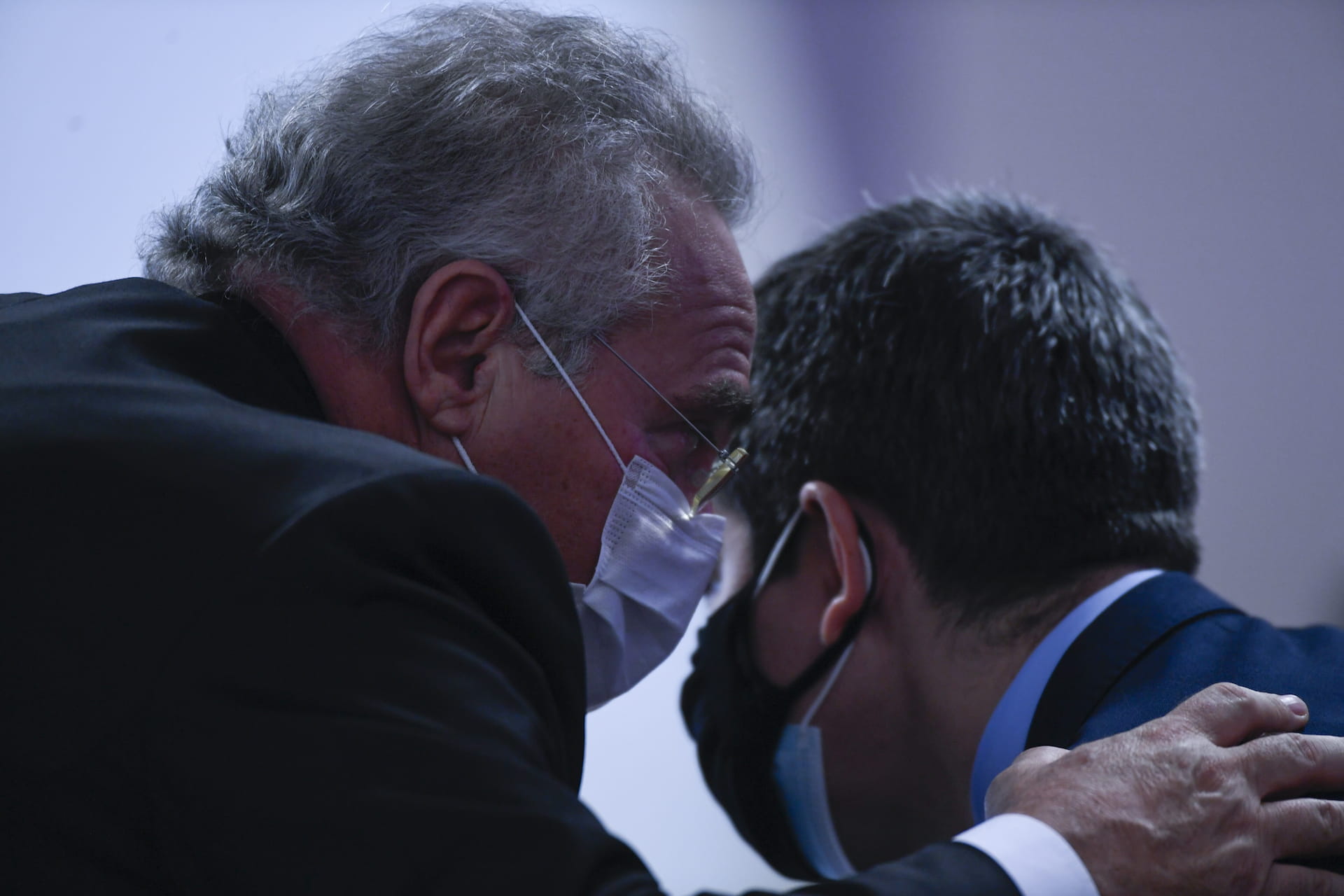Comissão Parlamentar de Inquérito da Pandemia (CPIPANDEMIA) realiza oitiva do gerente-geral da Pfizer na América Latina. O objetivo é esclarecer relatos de que o Ministério da Saúde rejeitou, mais de uma vez, oferta de 70 milhões de doses para aquisição de vacinas da empresa farmacêutica. A Comissão Parlamentar de Inquérito investiga ações do governo federal no enfrentamento da pandemia e aplicação de recursos da União transferidos para estados, Distrito Federal e municípios para essa finalidade. A reunião acontece no formato semipresencial por decisão do presidente do Senado Federal. Relator da CPIPANDEMIA, senador Renan Calheiros (MDB-AL), conversa com o vice-presidente da CPIPANDEMIA, senador Randolfe Rodrigues (Rede-AP). Foto: Edilson Rodrigues/Agência Senado