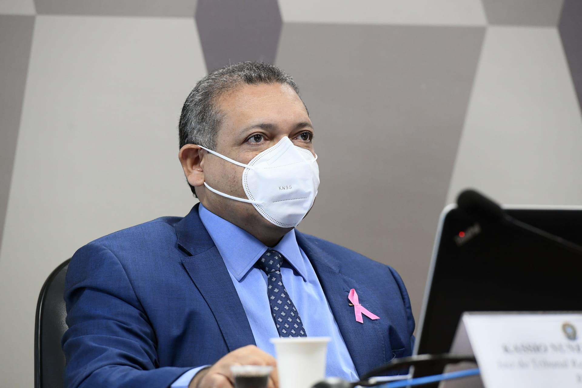 Comissão de Constituição, Justiça e Cidadania (CCJ) se reúne em sistema semipresencial para sabatina de indicado para exercer o cargo de ministro do Supremo Tribunal Federal (STF). As reuniões ocorrem de forma semipresenciais, sendo permitida a participação remota dos senadores através de um aplicativo de videoconferência, para debate com os indicados e leitura de relatórios. Indicado para exercer o cargo de ministro do Supremo Tribunal Federal (STF), Kassio Nunes Marques à mesa. Foto: Edilson Rodrigues/Agência Senado