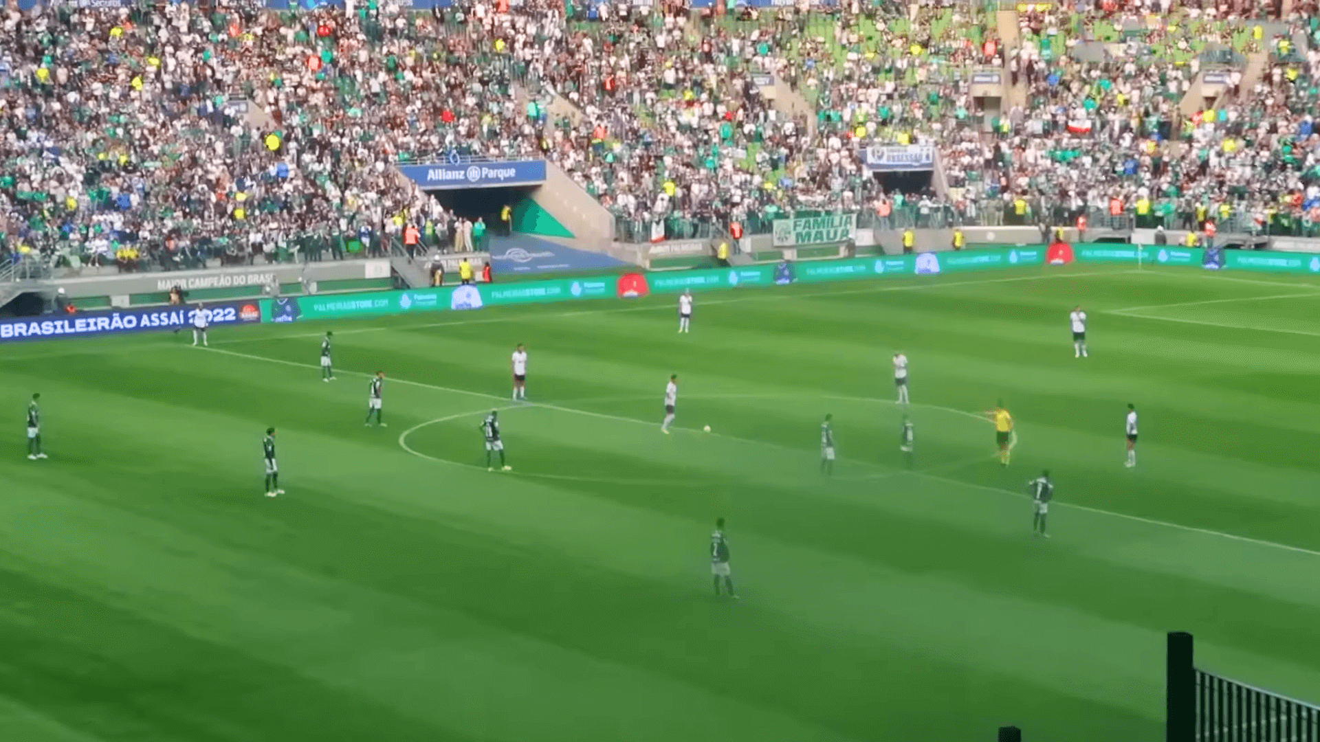 Palmeiras e Flamengo jogando pela 23ª rodada do Campeonato Brasileiro de 2022, no Allianz Parque.