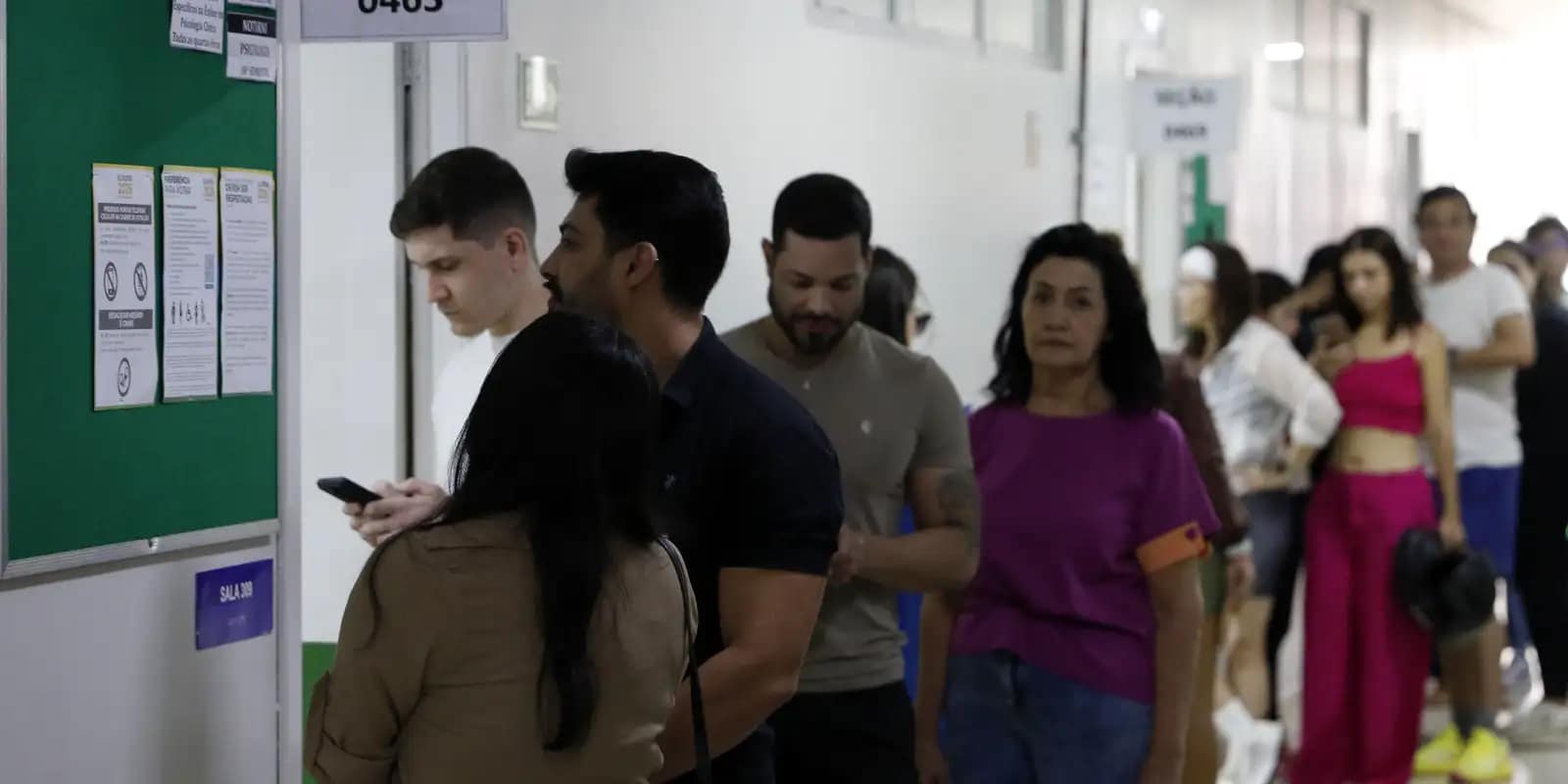 Brasília (DF), 04/10/2026 - Pessoas chegam para votação das Eleições 2026 na Unieuro. Foto: Bruno Peres/Agência Brasil