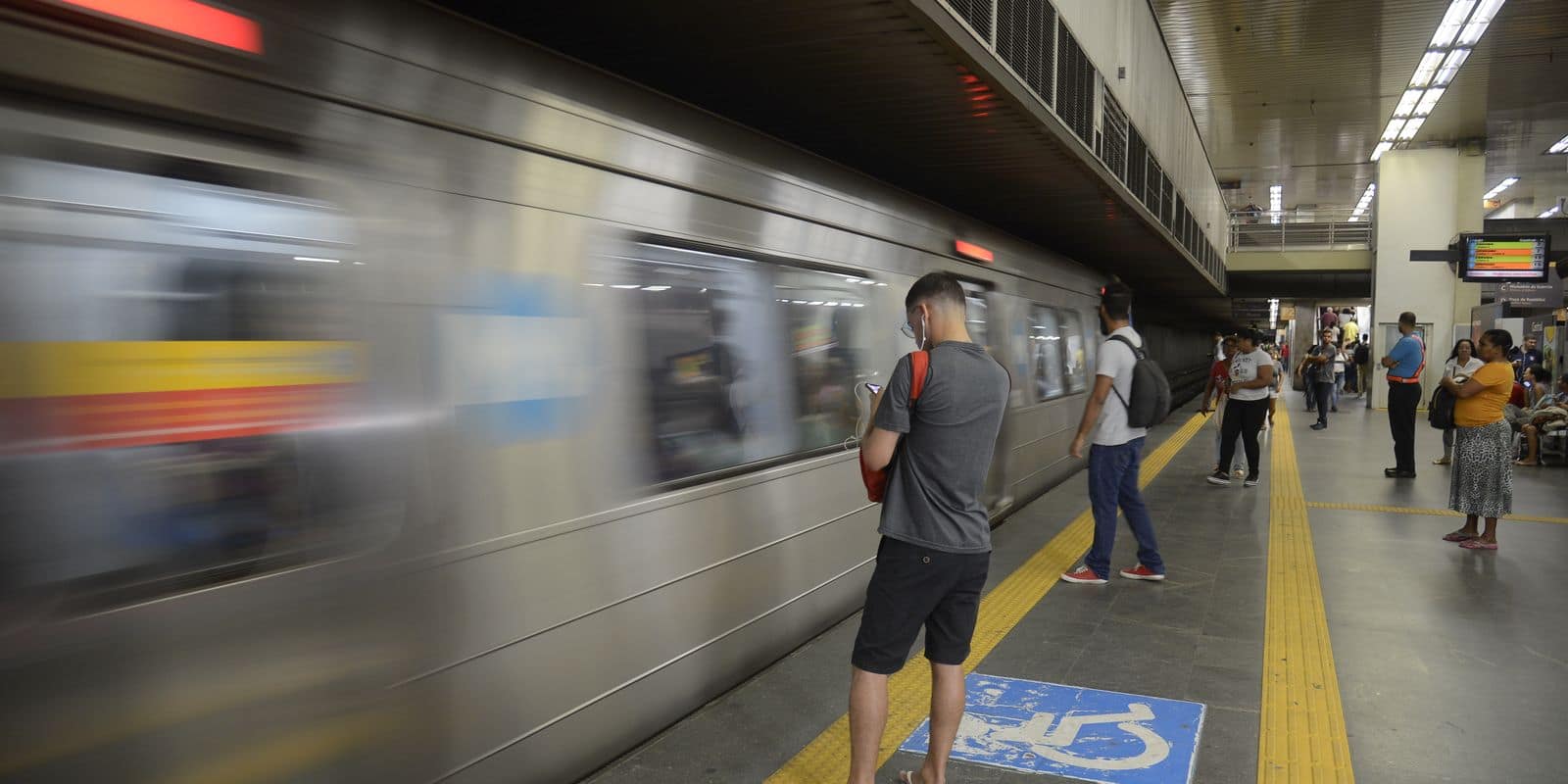 Plataforma de embarque da estação Central do Metrô Rio, no centro da cidade.