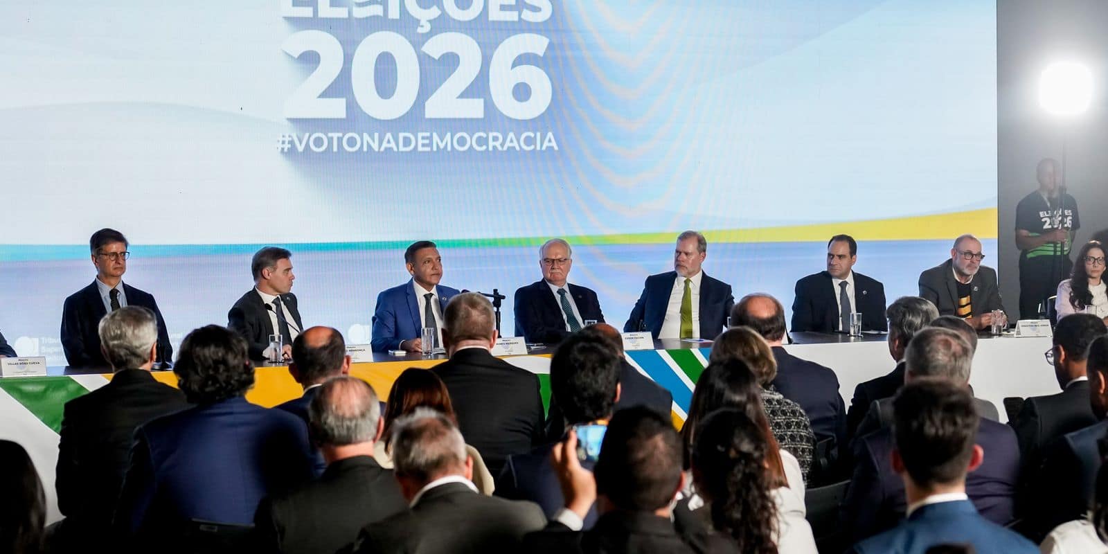 Brasília - 04/10/2026 - O presidente do TSE, Kassio Nunes Marques, junto com outros ministros, durante entrevista coletiva para falar da apuração de 1 turno das eleições no Brasil. Foto: Rafa Neddermeyer/Agência Brasil