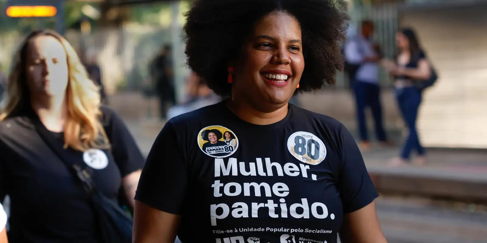 Rio de Janeiro (RJ), 20/08/2026 – A candidata à presidência da República Samara Martins, da Unidade Popular (UP), faz panfletagem durante caminhada na Saara, polo de comércio no centro da cidade. Foto: Fernando Frazão/Agência Brasil