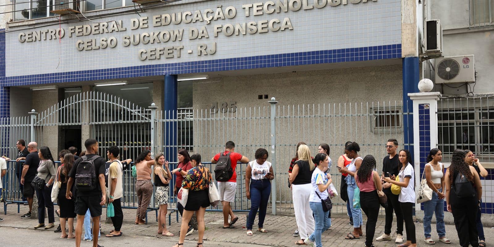 Rio de Janeiro (RJ), 16/11/2025 – Estudantes aguardam abertura dos portões no segundo dia do Exame Nacional do Ensino Médio (Enem), no Cefet Maracanã, na zona norte do Rio de Janeiro. Foto: Tomaz Silva/Agência Brasil