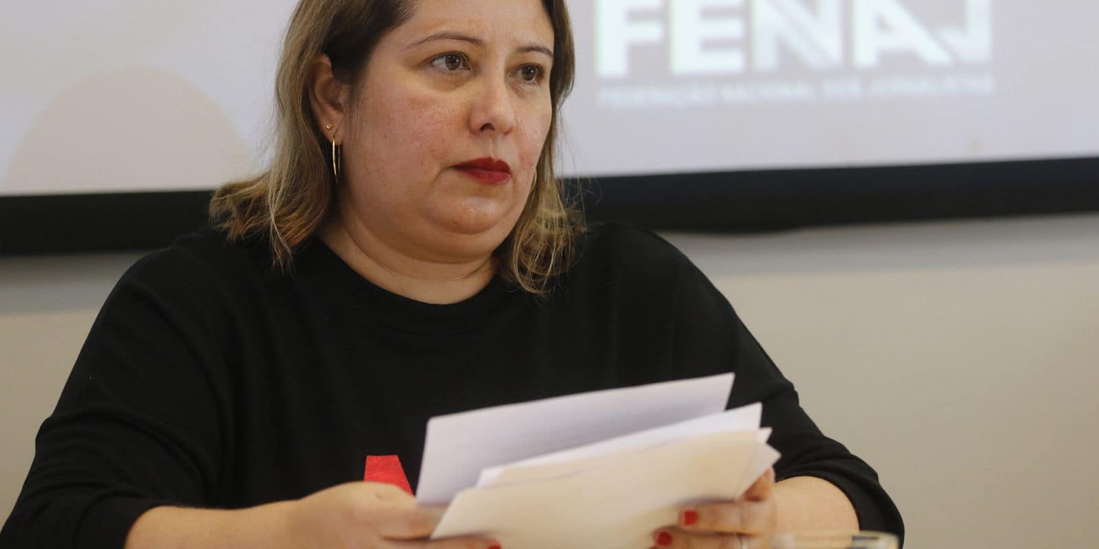 A presidenta da Federação Nacional dos Jornalistas, Samira de Castro, divulga o Relatório da Violência contra Jornalistas e Liberdade de Imprensa no Brasil 2022, no Sindicato dos Jornalistas.