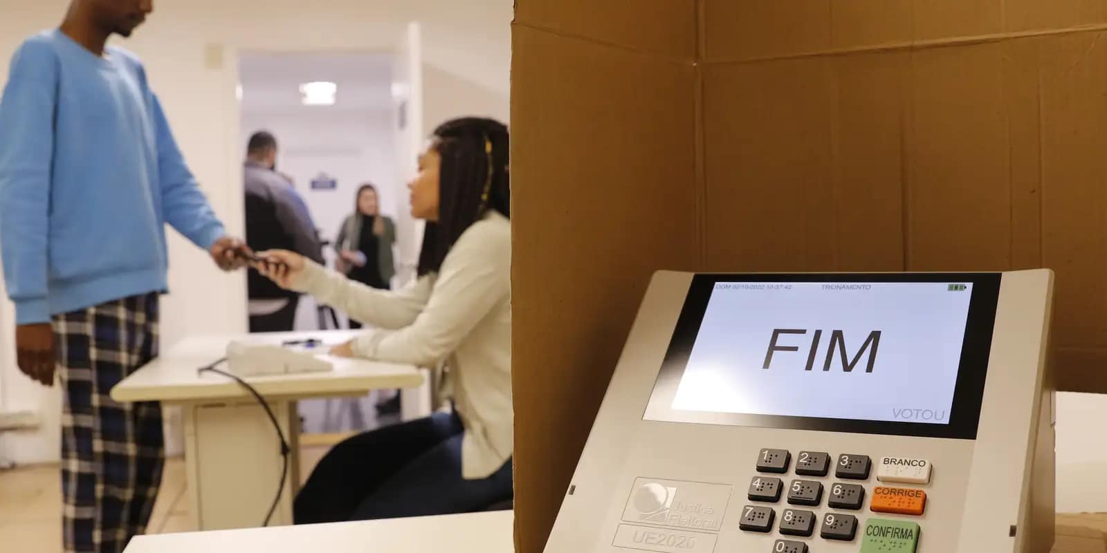 Cabina de votação com a nova urna modelo UE2020 é apresentada em seção eleitoral simulada no Tribunal Regional Eleitoral do Rio de Janeiro.