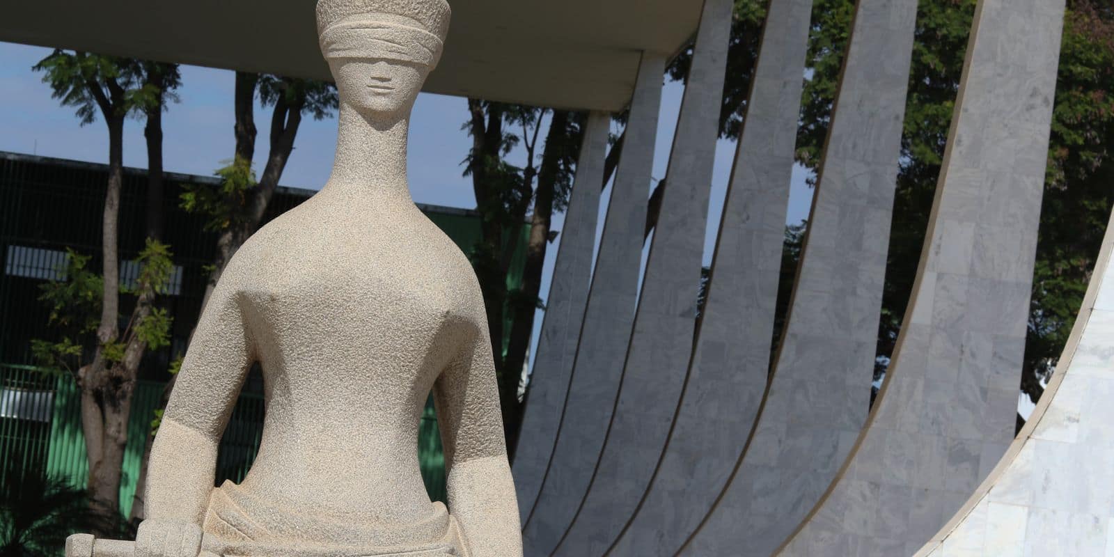 A Justiça é uma escultura localizada em frente ao prédio do Supremo Tribunal Federal, na Praça dos Três Poderes, em Brasília, no Distrito Federal