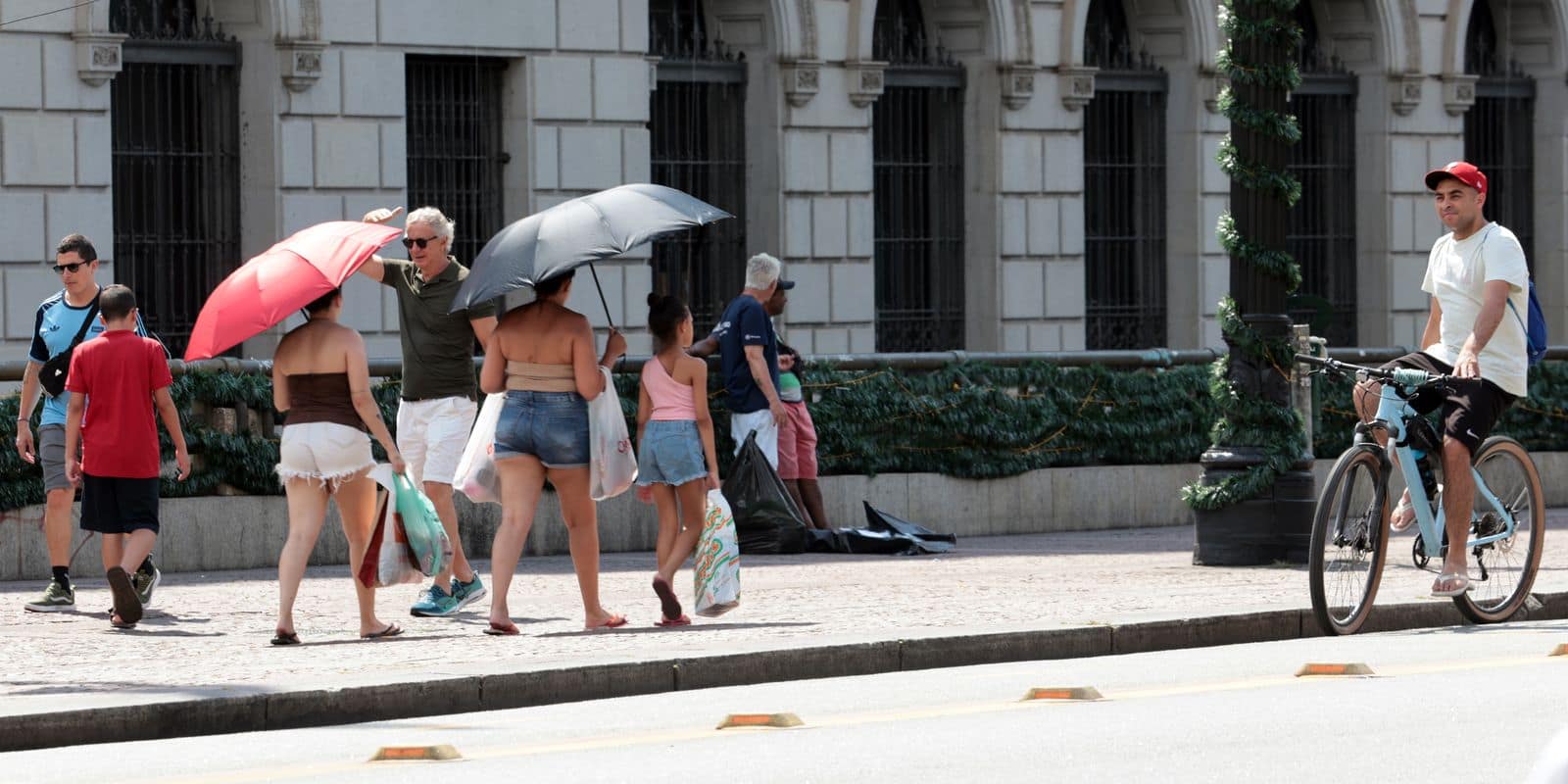 São Paulo (SP), 27/12/2025 - Pessoas na rua durante forte onda de calor. Operação Altas Temperaturas em São Paulo, devido ao forte calor na cidade. Foto: Paulo Pinto/Agencia Brasil