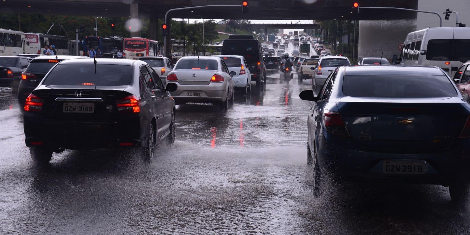 Chuva alaga avenidas no centro de Brasília e complica o trânsito na cidade (Valter Campanato/Agência Brasil)