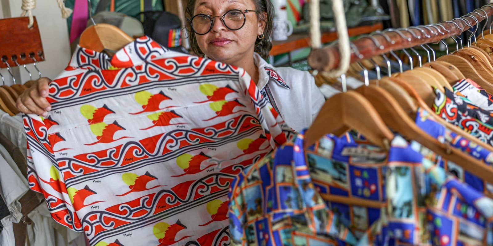 Soure (PA), 09/010/2025 - A empreendedora Glauciane Pinheiro Lima produz estampas originais da moda marajoara no Espaço Mang. Foto: Marcelo Camargo/Agência Brasil