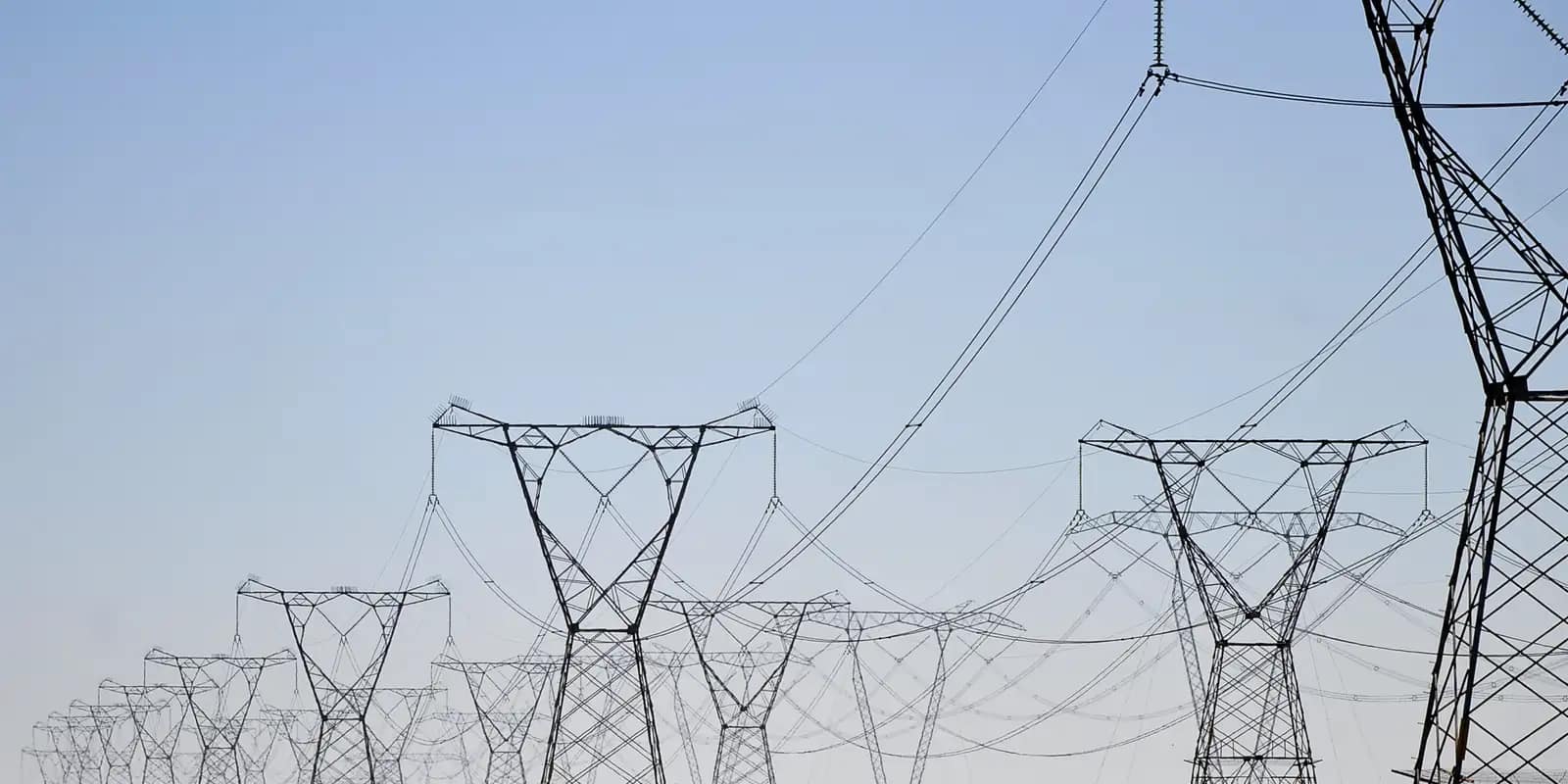 Linhas de transmissão de energia, energia elétrica.