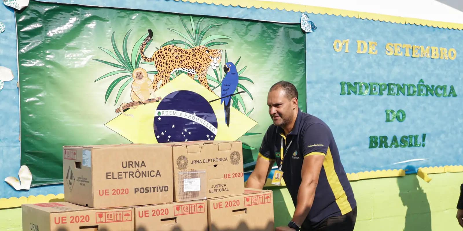 Brasília (DF), 02/10/2026 - O Tribunal Regional Eleitoral do Distrito Federal (TRE-DF) iniciou a distribuição das 7.000 mil urnas eletrônicas que serão utilizadas neste domingo (4/10), durante o 1º turno das Eleições 2026. Na foto urnas chegando na escola classe 02 na cidade da Estrutural. Foto: Joé