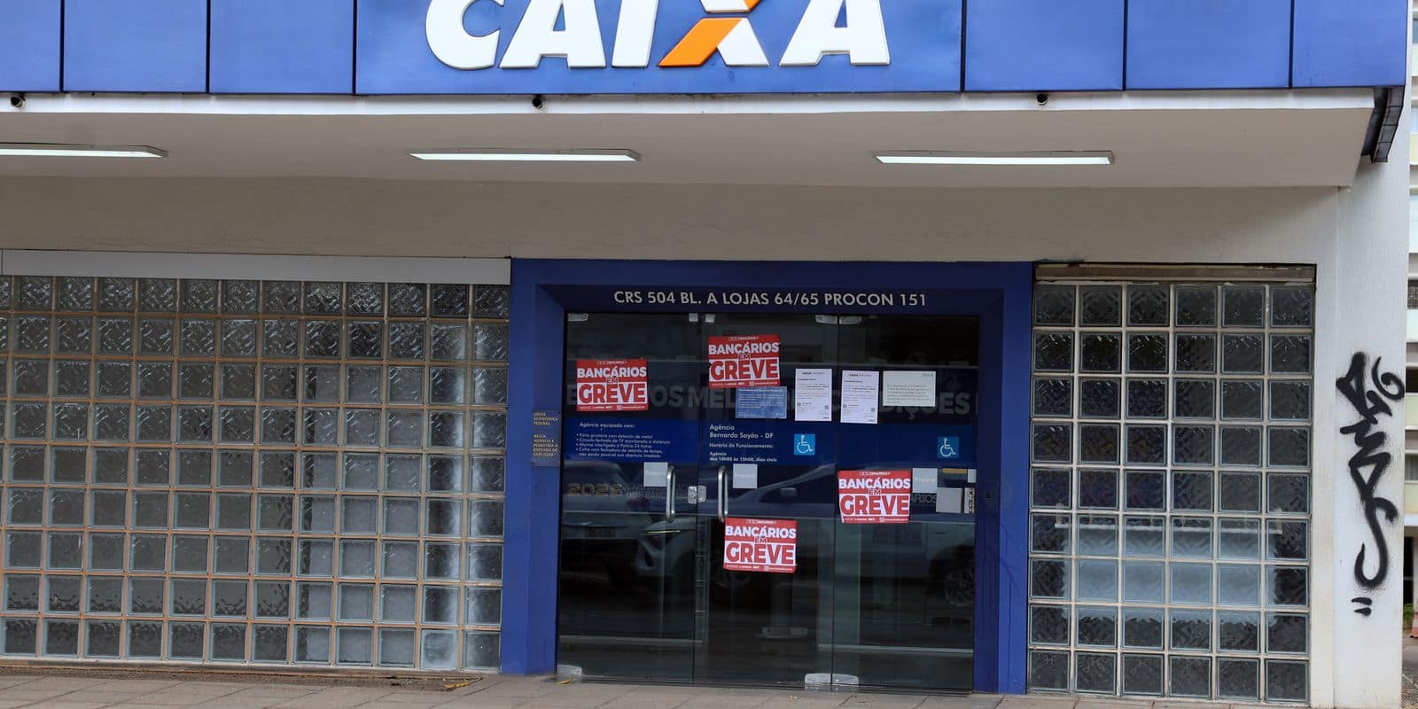 Brasília (DF), 10/09/2026 - Fachada do banco Caixa Econômica com portas fechadas e faixas com indicativo de greve. Foto: Valter Campanato/Agência Brasil