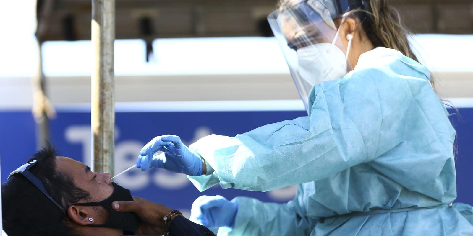 Teste do Plano Nacional de Testagem para a Covid-19, na Feira dos Importados, em Brasília.