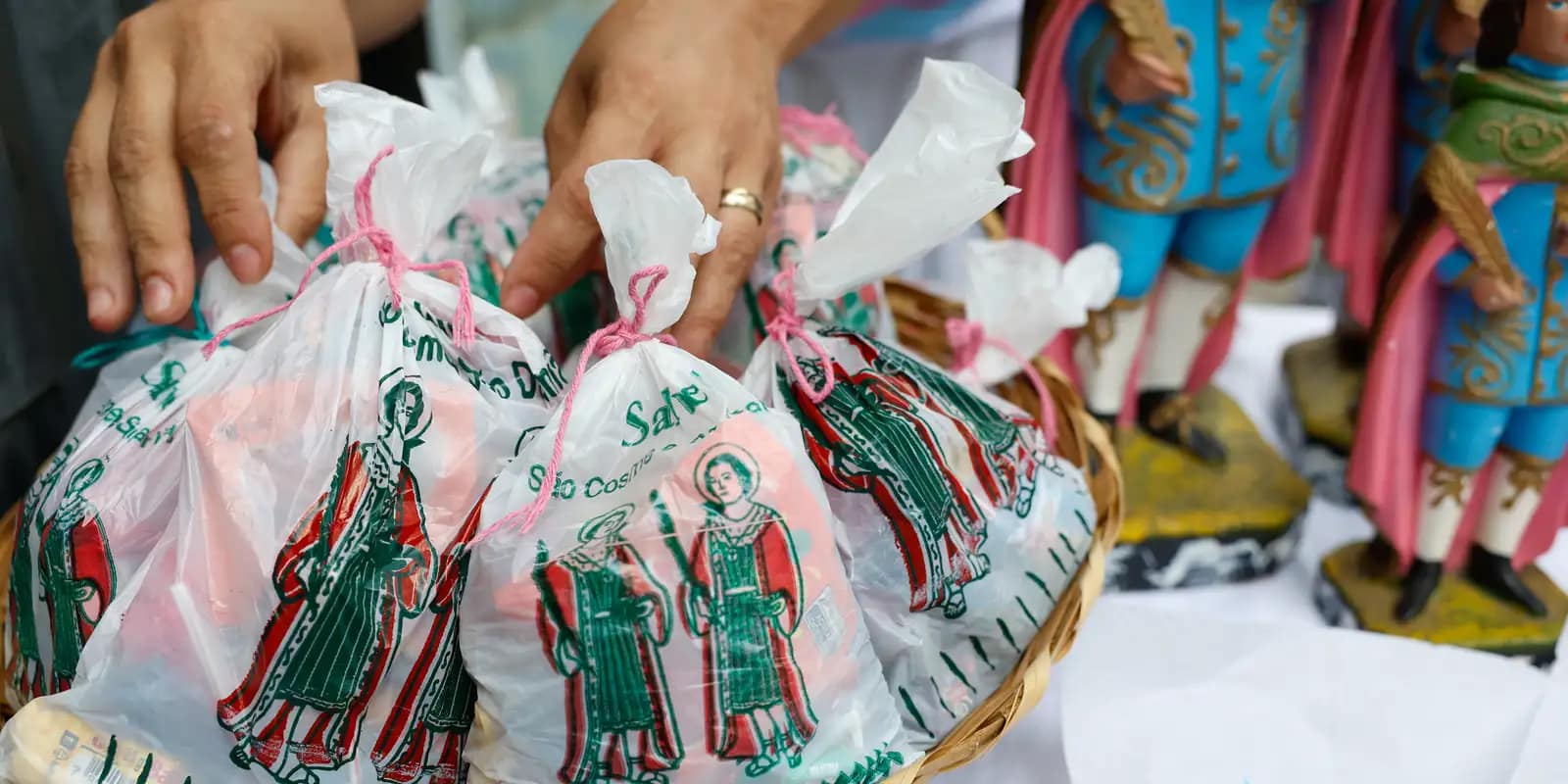 Rio de Janeiro (RJ), 27/09/2026 – Distribuição de doces em celebração pelo Dia de Cosme e Damião no Terreiro de Umbanda São Cosme e São Damião, em Vila Isabel. Foto: Fernando Frazão/Agência Brasil