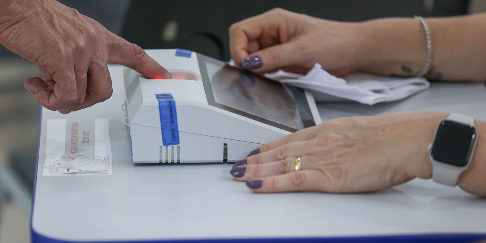Brasília (DF), 25/10/2026 - Eleitores comparecem às seções eleitorais na manhã deste domingo para participar do segundo turno das Eleições 2026. As imagens mostram o momento da votação nas salas onde estão instaladas as urnas eletrônicas. Foto: Joédson Alves/Agência Brasil