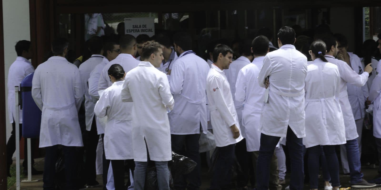 Médicos estrangeiros e brasileiros que se graduaram em outro país, fazem a segunda etapa da edição 2017 do Exame Nacional de Revalidação de Diplomas Médicos Expedidos por Instituições de Educação Superior Estrangeira (Revalida).