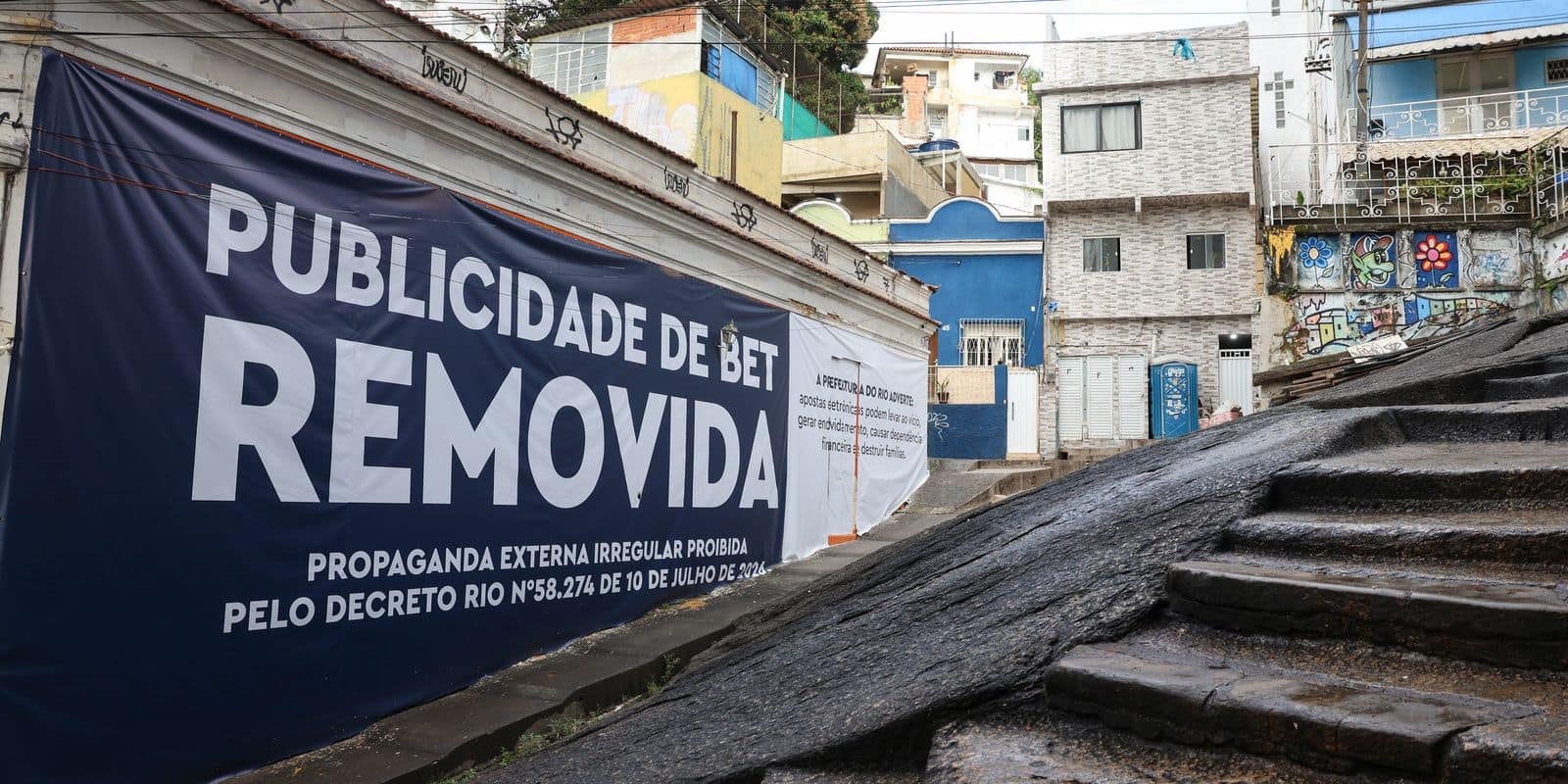 Rio de Janeiro (RJ), 15/07/2026 – Prefeitura do Rio proíbe publicidade de Bets em espaços externos da cidade, propaganda é removida na Pedra do Sal, na região central da cidade. Foto: Tomaz Silva/Agência Brasil