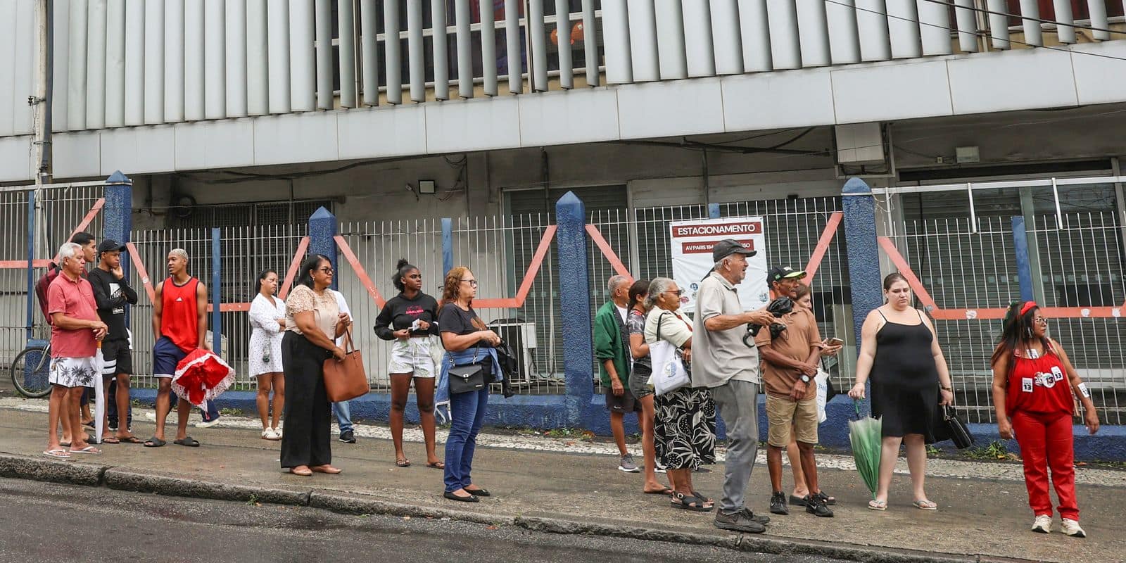 Rio de Janeiro (RJ), 25/10/2026 – Eleitores aguardam ônibus na porta do Centro Universitário Augusto Motta (UNISUAM), na zona norte do Rio de Janeiro. Foto: Tomaz Silva/Agência Brasil