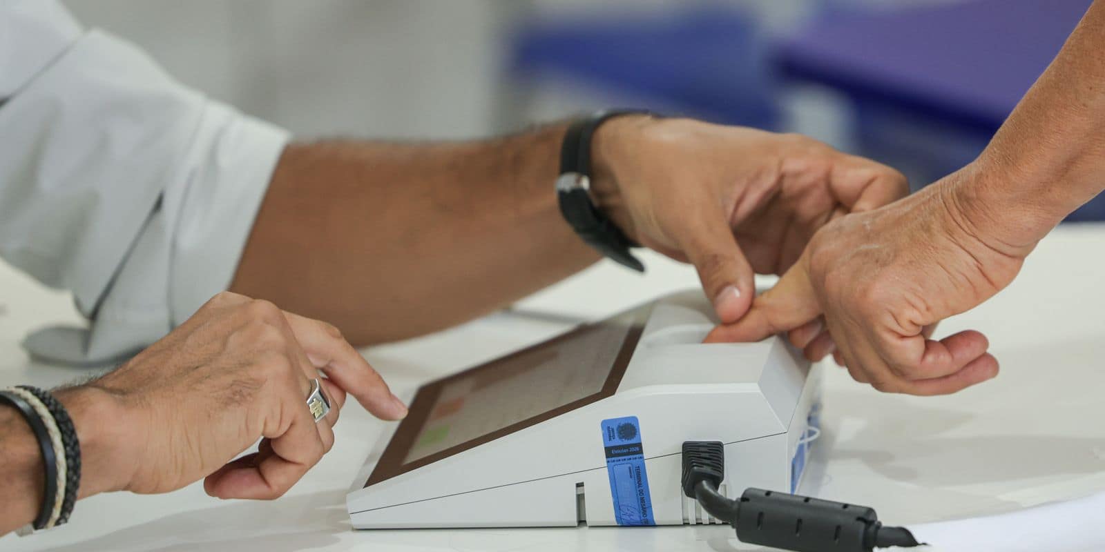 Brasília (DF), 04/10/2026 - Eleitores comparecem às seções eleitorais na manhã deste domingo para participar do primeiro turno das Eleições 2026. As imagens mostram o momento da votação nas salas onde estão instaladas as urnas eletrônicas. Foto: Joédson Alves/Agência Brasil