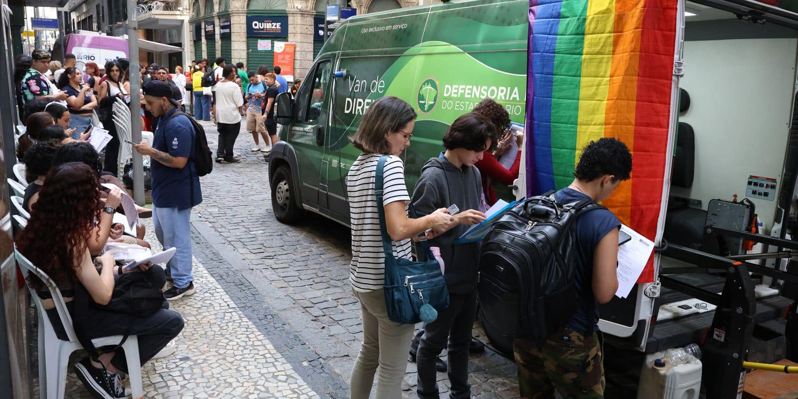 Rio de Janeiro (RJ), 19/09/2026 - Van de direitos da Defensoria Pública participa da 5ª Marcha Trans & Travesti do Rio de Janeiro com retificação de documentos, em frente ao Queerioca, espaço de cultura e resistência LGBTI+. Foto: Rovena Rosa/Agência Brasil