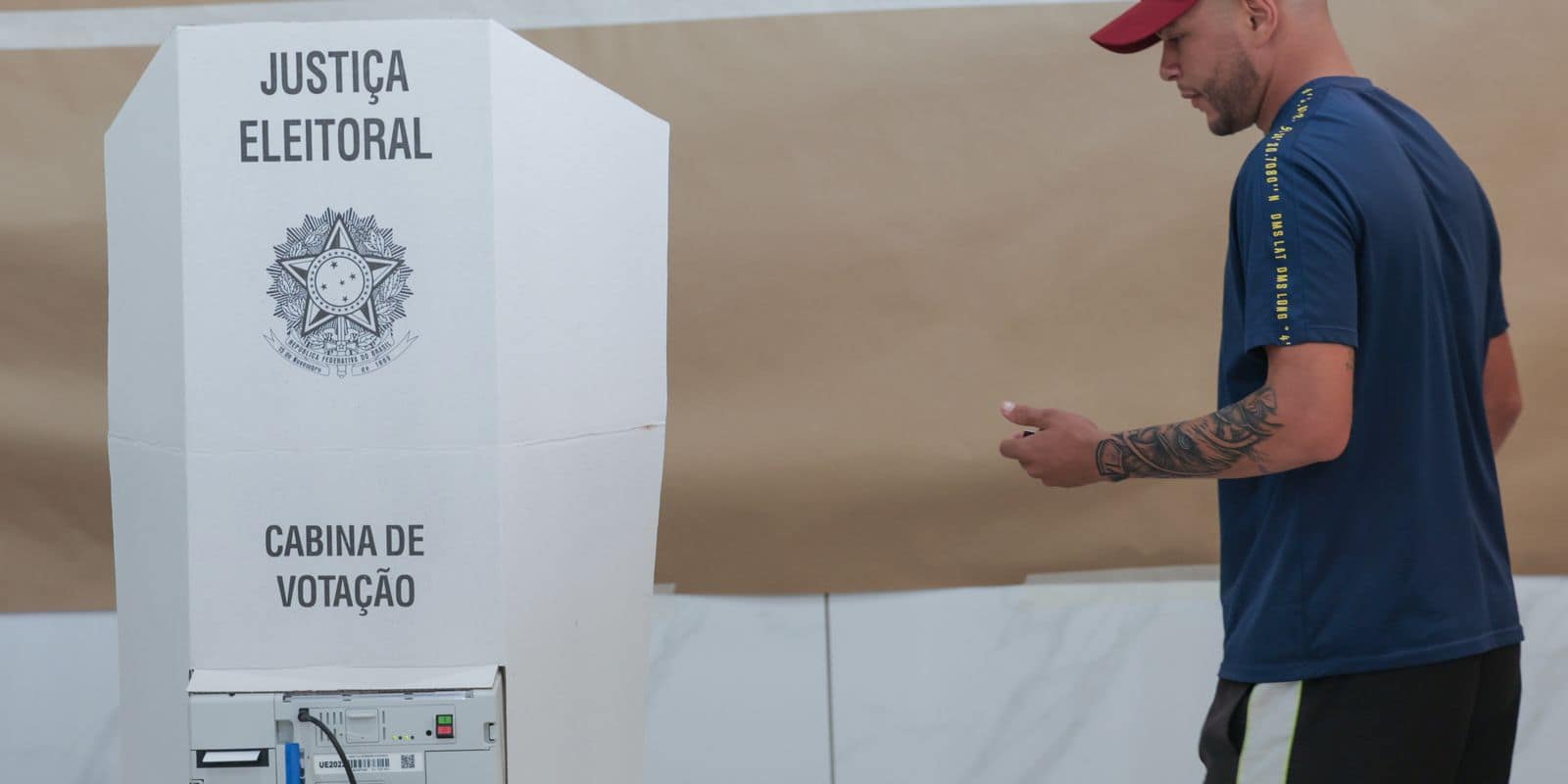 Brasília (DF), 04/10/2026 - Eleitores comparecem às seções eleitorais na manhã deste domingo para participar do primeiro turno das Eleições 2026. As imagens mostram o momento da votação nas salas onde estão instaladas as urnas eletrônicas. Foto: Joédson Alves/Agência Brasil