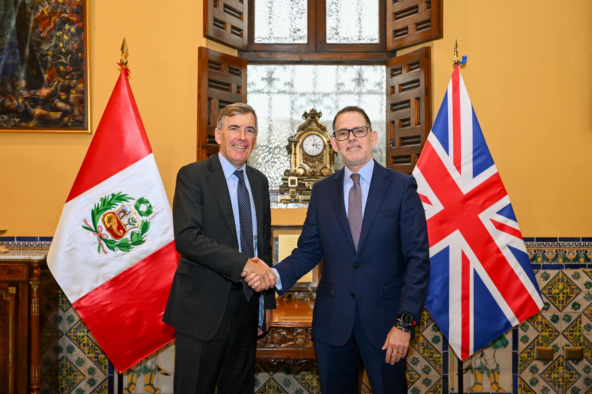 Al conmemorarse el bicentenario del inicio de relaciones peruano – británicas, el Viceministro de Relaciones Exteriores del Perú, Embajador Ignacio Higueras, y el Ministro para las Américas y el Caribe del Reino Unido, David Rutley, se reunieron en Lima para presidir la V reunión del Mecanismo de Consultas Políticas entre ambos países.