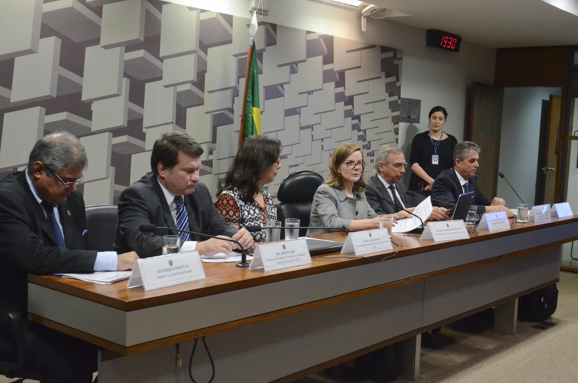Comissão de Assuntos Econômicos (CAE) realiza reunião com 20 itens na pauta. Entre eles, o PLS 51/2016, que inclui Mato Grosso e parte do Maranhão na zona de aplicação do FNO, e o PLS 588/2015, que tributa lucros e dividendos de pessoas jurídicas. Mesa: representante do Sindicato Nacional dos Auditores Fiscais (Sindifisco), Henrique Freitas; professor da Faculdade de Direito da Universidade do Estado do Rio de Janeiro (UERJ), Ricardo Lodi; procuradora do Ministério Público de Contas de São Paulo, Élida Graziane; presidente da CAE, senadora Gleisi Hoffmann (PT-PR); membro do Instituto Justiça Fiscal, Paulo Gil Holck; pesquisador do Instituto de Pesquisa Econômica Aplicada (Ipea), Rodrigo Orair. Foto: Ana Volpe/Agência Senado