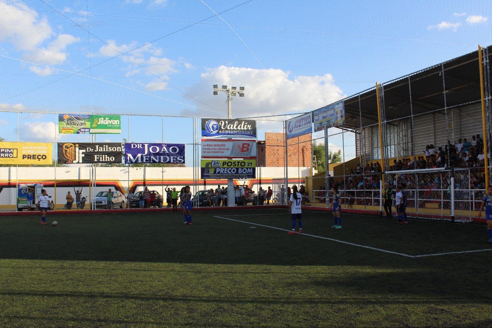 Jogando em casa, seleção de Capim Grosso venceu o primeiro jogo da final da Copa Jacuípe Feminina, neste domingo (16). Com o resultado de 2 a 1 sobre a seleção quixabeirense, Capim Grosso pode até empatar para garantir o título, no próximo domingo (23), em Quixabeira.