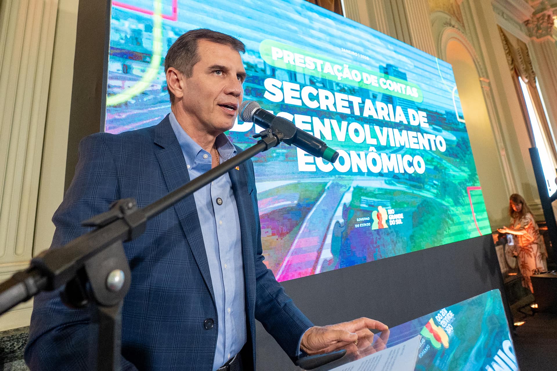 PORTO ALEGRE, RS – 12.01.2026 – O governador Eduardo Leite participou da solenidade de prestação de contas da Secretaria de Desenvolvimento Econômico (SEDEC), realizada no Salão Negrinho do Pastoreio, no Palácio Piratini. A apresentação destacou as principais entregas da pasta em 2025, com ênfase em investimentos, atração de empresas, desburocratização e ampliação de políticas públicas voltadas ao crescimento sustentável do Rio Grande do Sul. O evento contou com a presença de secretários de Estado, deputados e representantes de entidades como FAMURS, FIERGS, FECOMÉRCIO-RS e FARSUL. Crédito: Mauricio Tonetto / Secom
