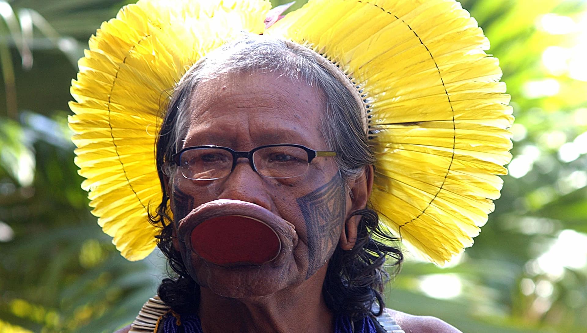 Brazilian indian chief Raony. Photo Valter Campanato/ABr. April 17, 2005. Brasília - Entrevista coletiva do cacique Raony - MT. Foto: Valter Campanato/ABr. 17 de Abril de 2005.