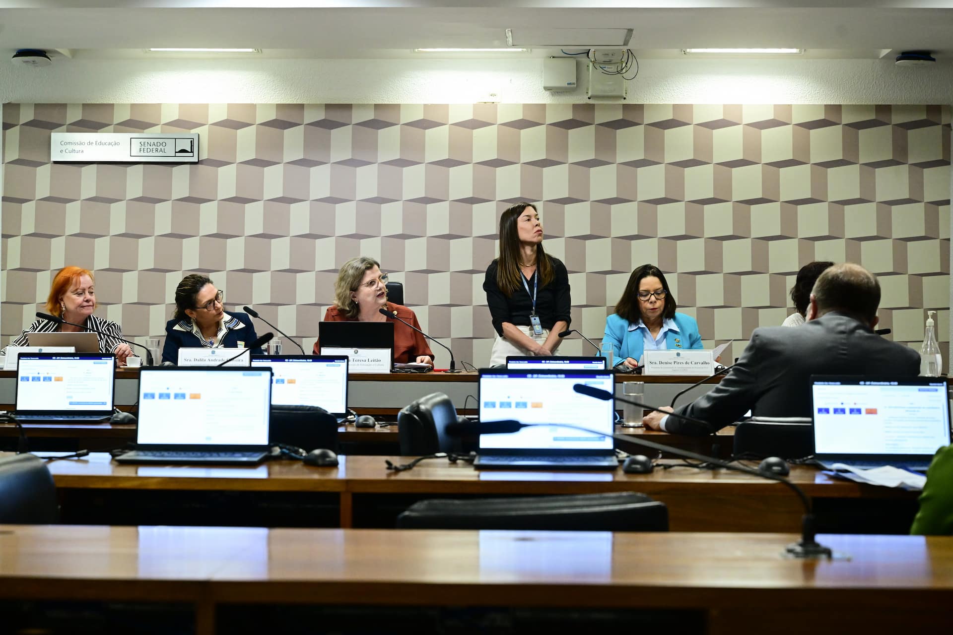 Comissão de Educação e Cultura (CE) promove audiência pública interativa para debater o Projeto de Lei nº. 2.614/2024, que institui o novo Plano Nacional de Educação para o decênio 2024-2034. Mesa: gerente do Departamento Regional do Centro-Oeste da Financiadora de Estudos e Projetos (Finep), Julieta Palmeira; diretora de Cooperação Institucional, Internacional e Inovação do Conselho Nacional de Desenvolvimento Científico e Tecnológico (DCOI/PRE/CNPQ), Dalila Andrade Oliveira; presidente da CE, senadora Teresa Leitão (PT-PE), conduz audiência; presidenta da Coordenação de Aperfeiçoamento de Pessoal de Nível Superior (Capes), Denise Pires de Carvalho; presidenta da Fundação Joaquim Nabuco (Fundaj), Marcia Angela da Silva Aguiar. Foto: Geraldo Magela/Agência Senado