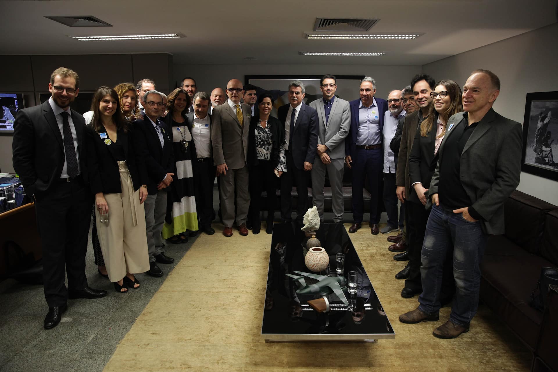 Brasília 22-11-2017 Acompanhado de integrantes do Conselho Superior de Cinema (CSC), o ministro da Cultura, Sérgio Sá Leitão, foi ao Congresso Nacional, nesta quarta-feira (22), defender a aprovação da Medida Provisória 796, que prorroga os mecanismos de incentivo da Lei do Audiovisual e o Regime Especial de Tributação para o Desenvolvimento da Atividade de Exibição Cinematográfica (Recine), atualmente em tramitação na Câmara dos Deputados. O ministro e os representantes do CSC se reuniram com o presidente da Câmara dos Deputados, Rodrigo Maia (DEM-RJ), e com o líder do governo no Senado Federal, Romero Jucá (PMDB-RR). Maia informou aos presentes que colocará a MP 796 em votação na próxima semana. Já Jucá destacou que irá trabalhar pela renovação da Lei do Audiovisual. "Nós, senadores, temos consciência do trabalho que o setor audiovisual faz pelo Brasil. Em mim, vocês têm um defensor. Por isso, garanto a vocês que, quando a MP chegar ao Senado (após aprovação na Câmara), conseguimos aprová-la em três ou quatro dias", afirmou o senador. Fotos: Acácio Pinheiro/MinC
