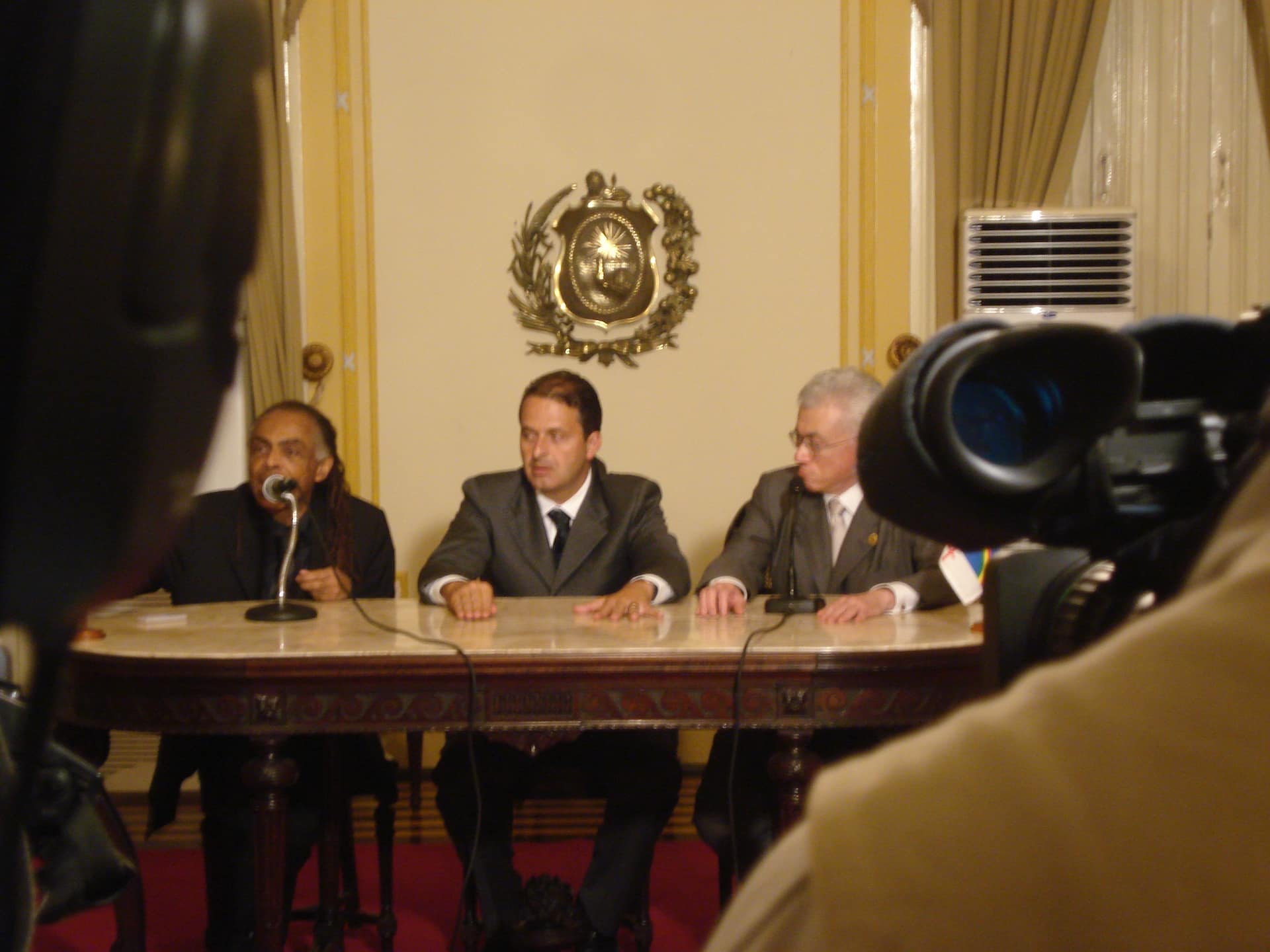 Após um debate acalorado com o Conselho de Desenvolvimento Econômico e Social de Pernambuco, Mangabeira Unger e Gilberto Gil, com o anfitrião Eduardo Campos, receberam a imprensa para uma coletiva no Palácio das Princesas. As perguntas dos jornalistas versaram sobre as relações entre cultura e desenvolvimento, com destaque para o trabalho dos Pontos de Cultura como iniciativa inovadora. A "Caravana de Debates" está no Recife, após passar por Salvador e outras três capitais brasileiras (Belém, Manaus e Porto Alegre). Segundo Mangabeira Unger, “o objetivo da viagem é duplo. Por um lado, pretendemos dar impulso ao processo de discussão e elaboração de estratégias para o desenvolvimento do país, tendo como foco as peculiaridades de cada Estado”.
