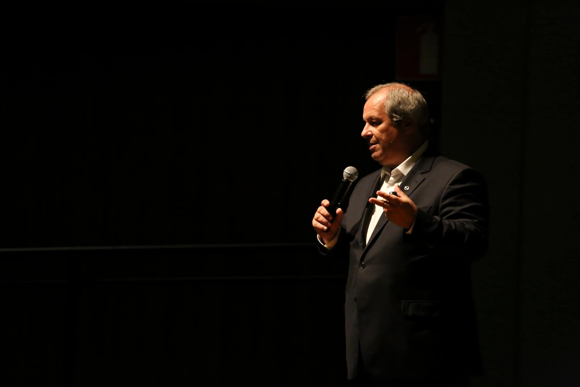O Ministério da Cultura (MinC) realizou, nesta sexta-feira (20), em Belo Horizonte (MG), a sexta edição do Circuito #CulturaGeraFuturo, que tem por objetivo ampliar o alcance da política cultural e dos instrumentos de fomento à cultura do Governo Federal. O evento já passou por Macapá (AP), Fortaleza (CE), Brasília (DF), João Pessoa (PB) e Rio Branco (AC), onde reuniu centenas de pessoas. Depois de Belo Horizonte, as atividades seguem para Maceió (AL). Em Belo Horizonte, artistas, produtores culturais, gestores públicos e incentivadores participaram do evento, aberto pelo secretário de Fomento e Incentivo à Cultura, José Martins. Pelo MinC, foram apresentados dados que comprovam a força da cultura como eixo de promoção do desenvolvimento econômico do Brasil. Também foram detalhadas as principais realizações do MinC e destacado o aumento dos investimentos previstos para este ano. "Em 2018, há R$ 1,43 bilhão de recursos disponíveis para incentivo a projetos via Lei Rouanet em todo o Brasil e cerca de R$ 1,5 bilhão para o fomento ao audiovisual, via Fundo Setorial do Audiovisual (FSA) e Lei do Audiovisual. Nosso objetivo é fazer com que esses recursos cheguem a um número cada vez maior de projetos, de diferentes regiões do país", ressaltou o secretário de Fomento e Incentivo à Cultura O Circuito será realizado até julho. Equipes do Ministério da Cultura (MinC) estão visitando todas as 27 capitais brasileiras para levar orientações sobre a Lei Rouanet, a Lei do Audiovisual, o Fundo Setorial do Audiovisual (FSA) e outras oportunidades. Haverá também um módulo voltado para patrocinadores, sobre as formas e vantagens de apoiar projetos culturais. Quanto à quantidade de projetos e de valores aprovados pelo MinC para obtenção de doações e patrocínios por meio do mecanismo de incentivo fiscal garantido pela Lei Rouanet, Minas ficou em terceiro lugar entre as 27 unidades federativas. O Estado ocupa a mesma posição no ranking de valores efetivamente captados para os projetos contemplados. Os valores aprovados pelo MinC para projetos de Minas Gerais pela Lei Rouanet cresceram 40% de 2016 (R$ 427 milhões) para 2017 (R$ 599 milhões). A quantidade de projetos aprovados em Minas Gerais saltou 15,8% de 2016 (580 projetos) para 2017 (672 projetos). Só neste começo de 2018, o MinC deu aval para que 99 novos projetos realizem captações, em valor total de R$ 79 milhões. 20.4.2018 Fotos: Clara Angeleas/MinC