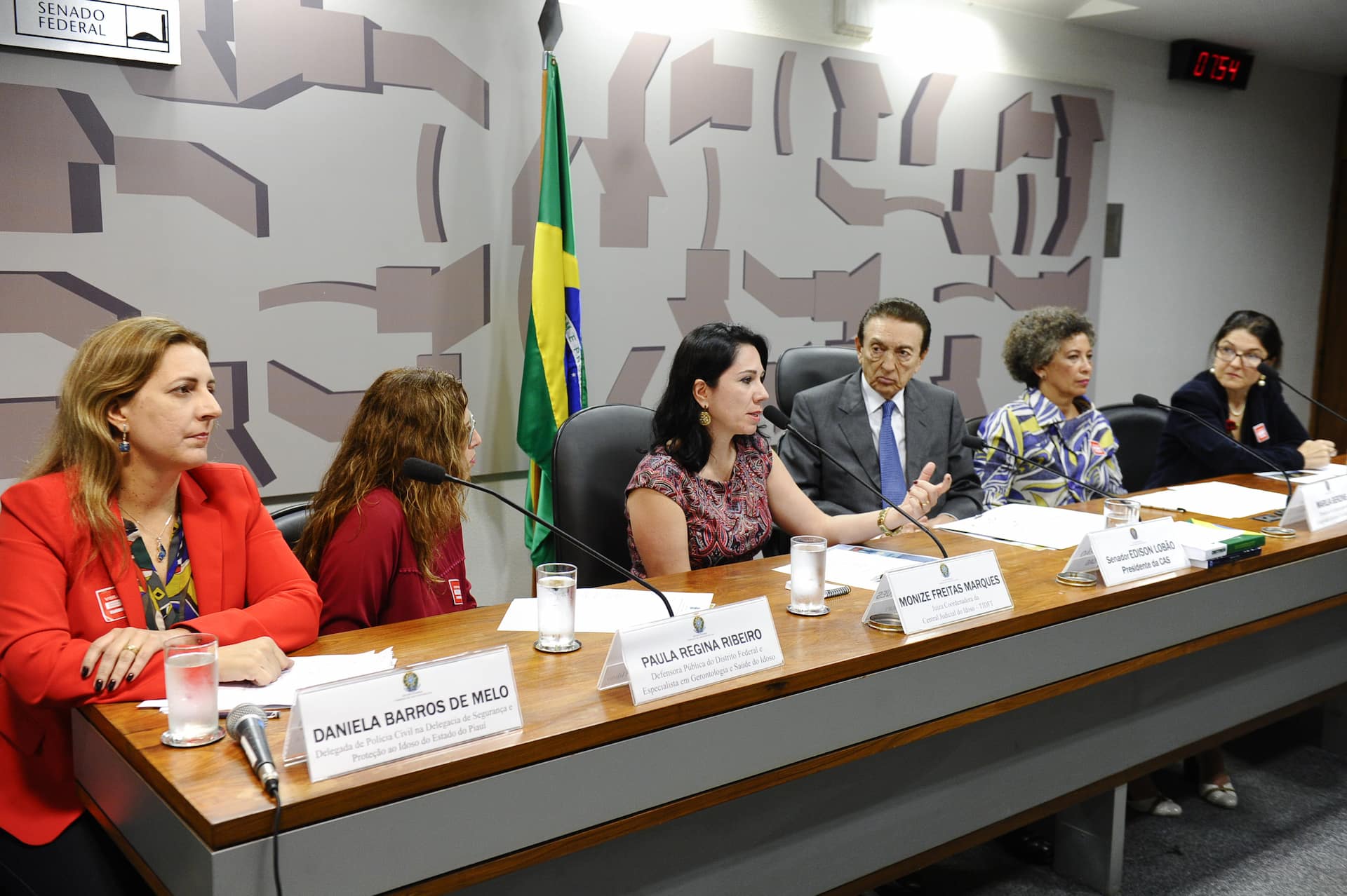 Comissão de Assuntos Sociais (CAS) durante audiência pública interativa para debater a conjuntura das políticas públicas asseguradoras de direitos das pessoas idosas. Mesa (E/D): delegada de Polícia Civil na Delegacia de Segurança e Proteção ao Idoso do Estado do Piauí, Daniela Barros de Melo; defensora Pública do Distrito Federal e Especialista em Gerontologia e Saúde do Idoso, Paula Regina de Oliveira Ribeiro; Juíza Coordenadora da Central Judicial do Idoso do Tribunal de Justiça do Distrito Federal e Territórios, Monize da Silva Freitas Marques; presidente da CAS, senador Edison Lobão (PMDB-MA); presidente do Observatório da Longevidade Humana e Envelhecimento, Marília Anselmo Viana da Silva Berzins; médica Geriatra e Membro Pesquisador do Núcleo de Estudos em Saúde Pública e Envelhecimento da Fiocruz, Karla Cristina Giacomin. Foto: Marcos Oliveira/Agência Senado.