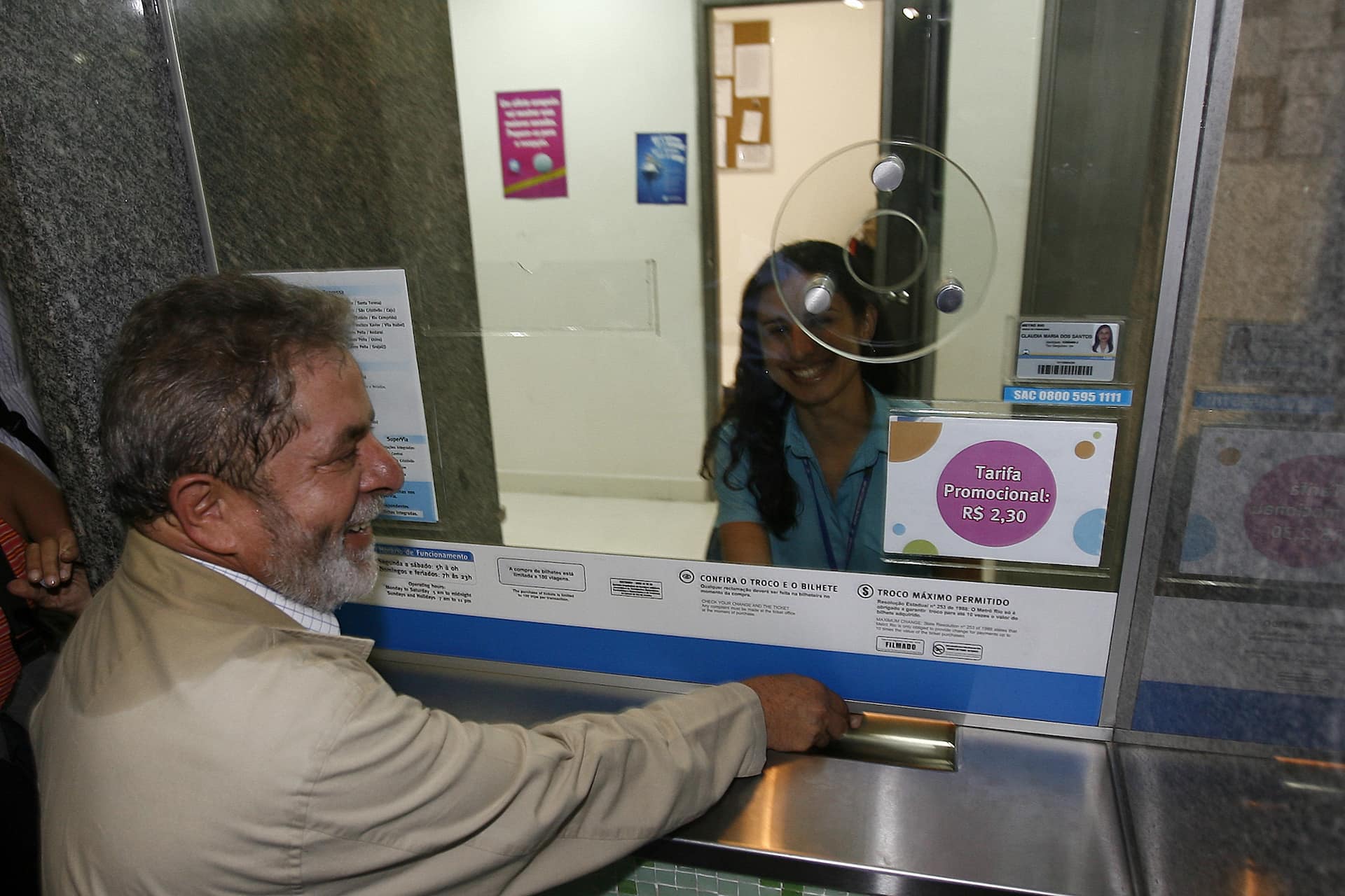 Rio de Janeiro - O presidente Luiz Inácio Lula da Silva na bilheteria da Estação Maracanã do metrô, antes de embarcar para a viagem inaugural do 13º trem urbano do Rio.